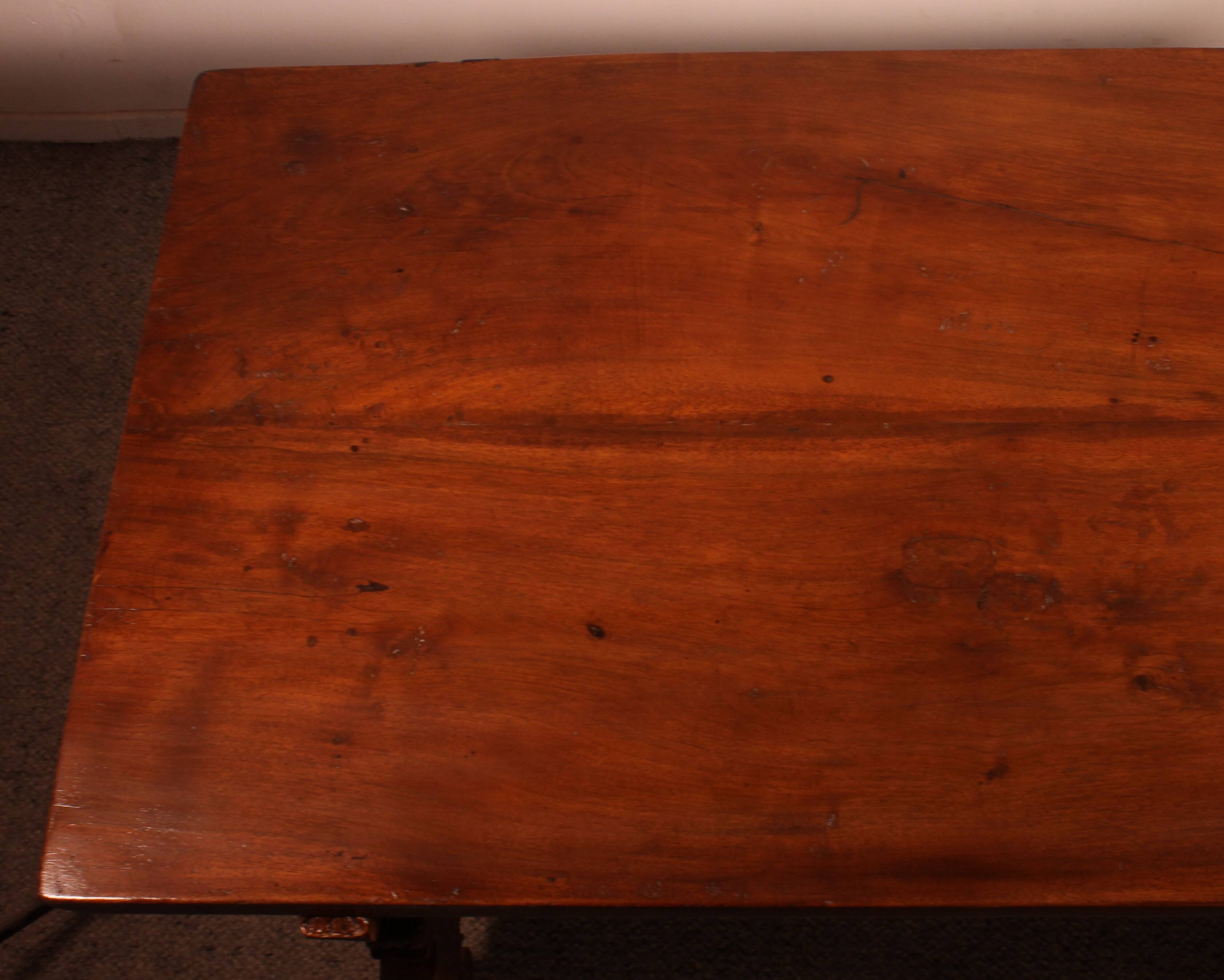 Spanish Renaissance Table In Blond Walnut - 17th Century