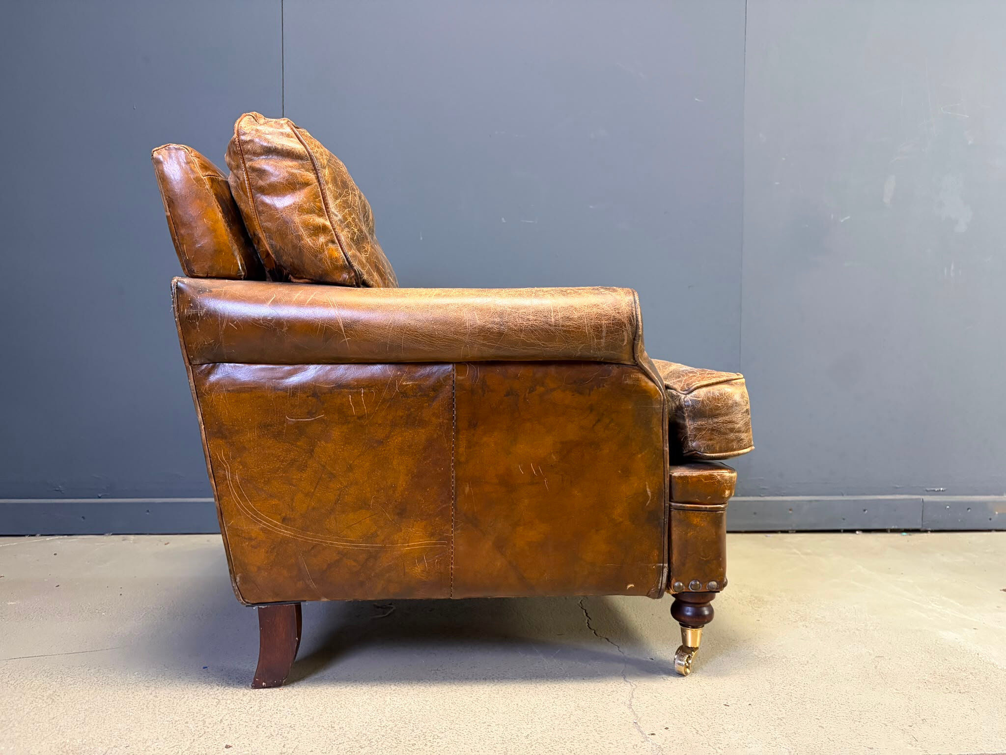 Fauteuil club en cuir des années 1950.