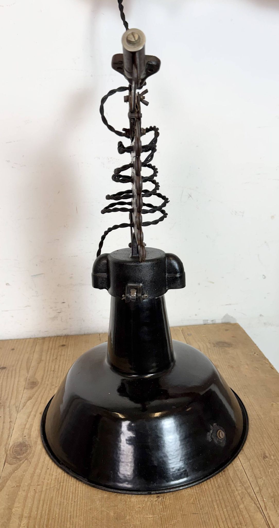 Lampe de plafond industrielle en émail noir à forme de ciseaux, années 1930