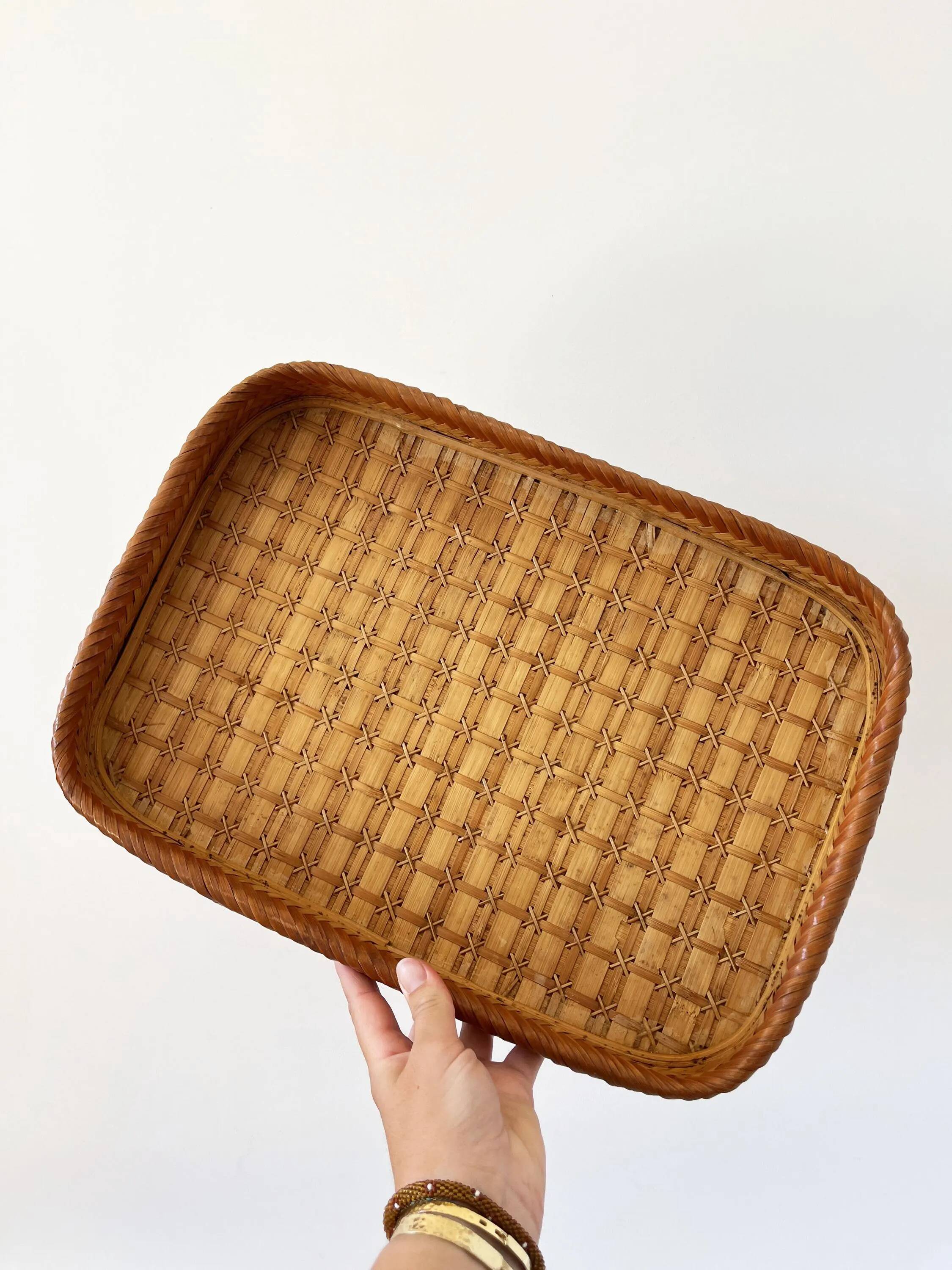 Ensemble de plateaux ancien en bois et feuille de palmier