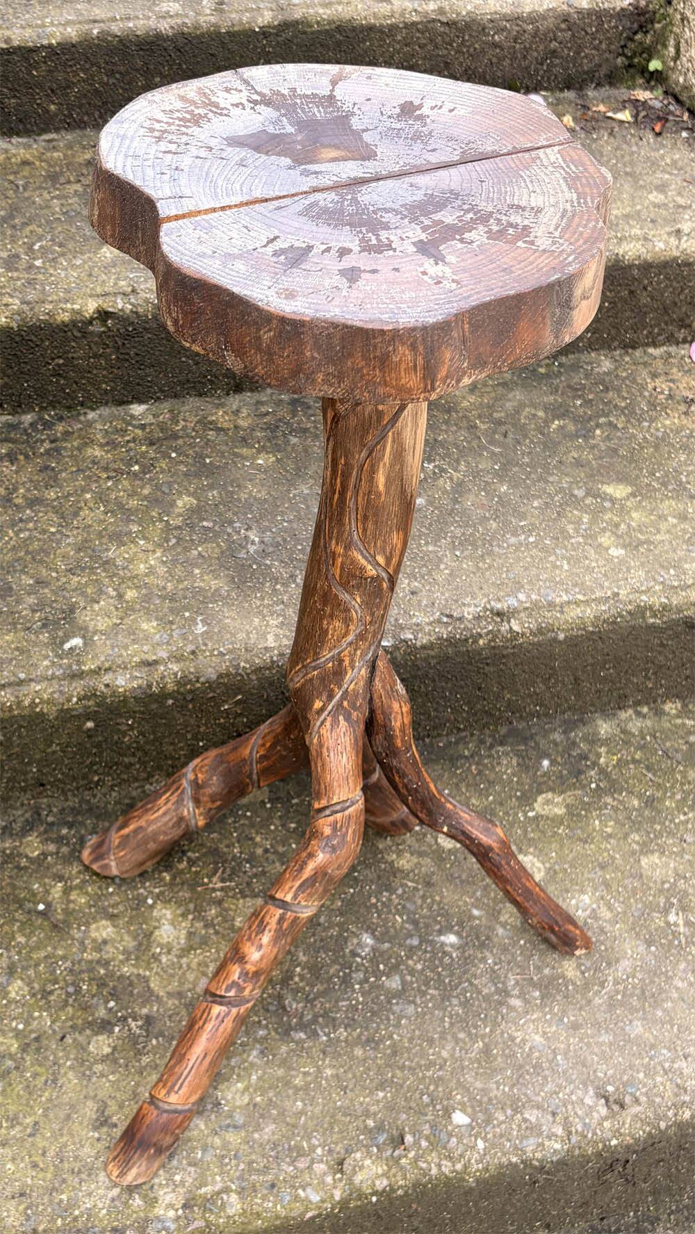 "Root" gueridon in solid wood — organic silhouette, brutalist spirit.