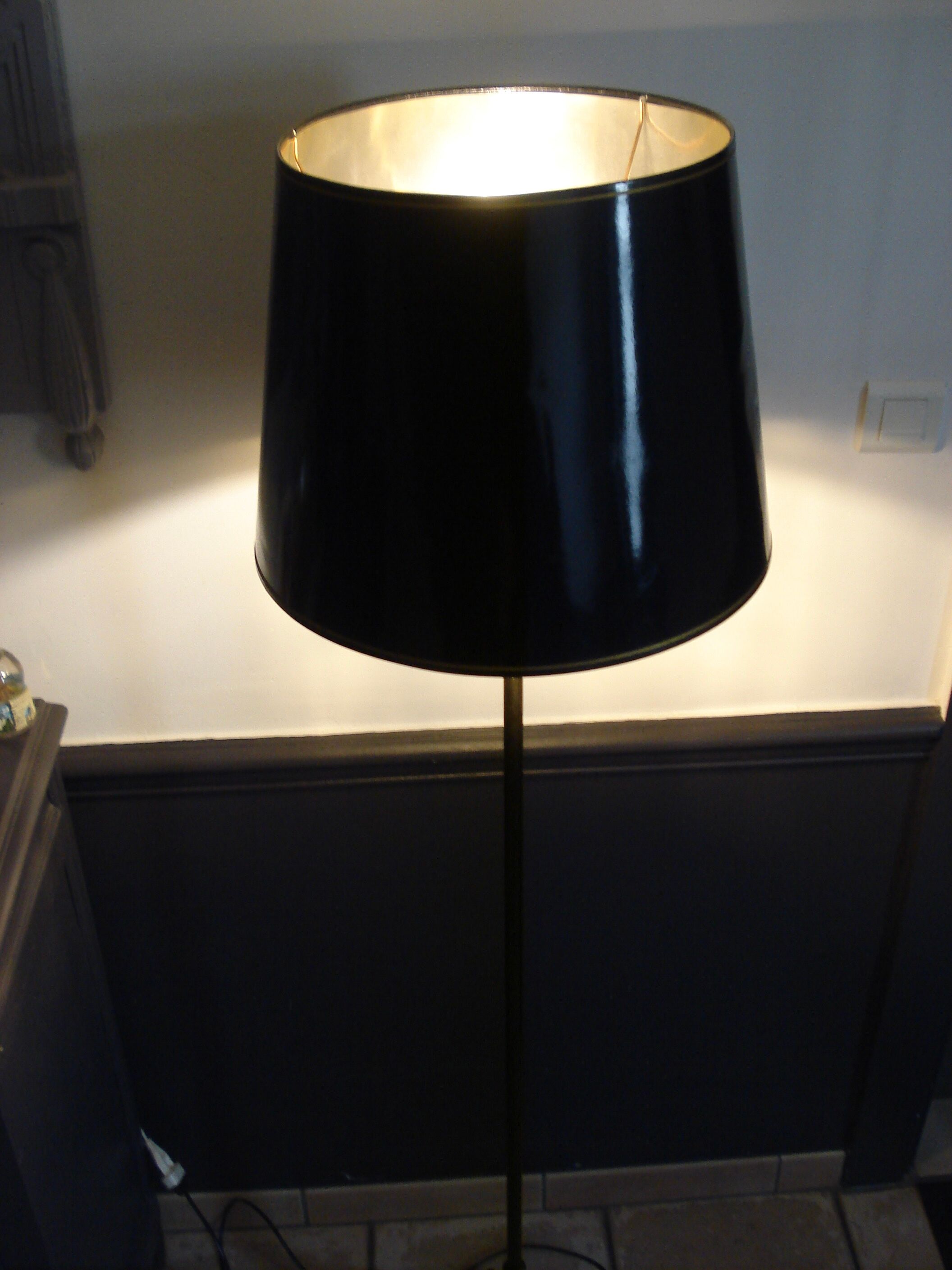 Black metal lamp and brass dore reglable tripod