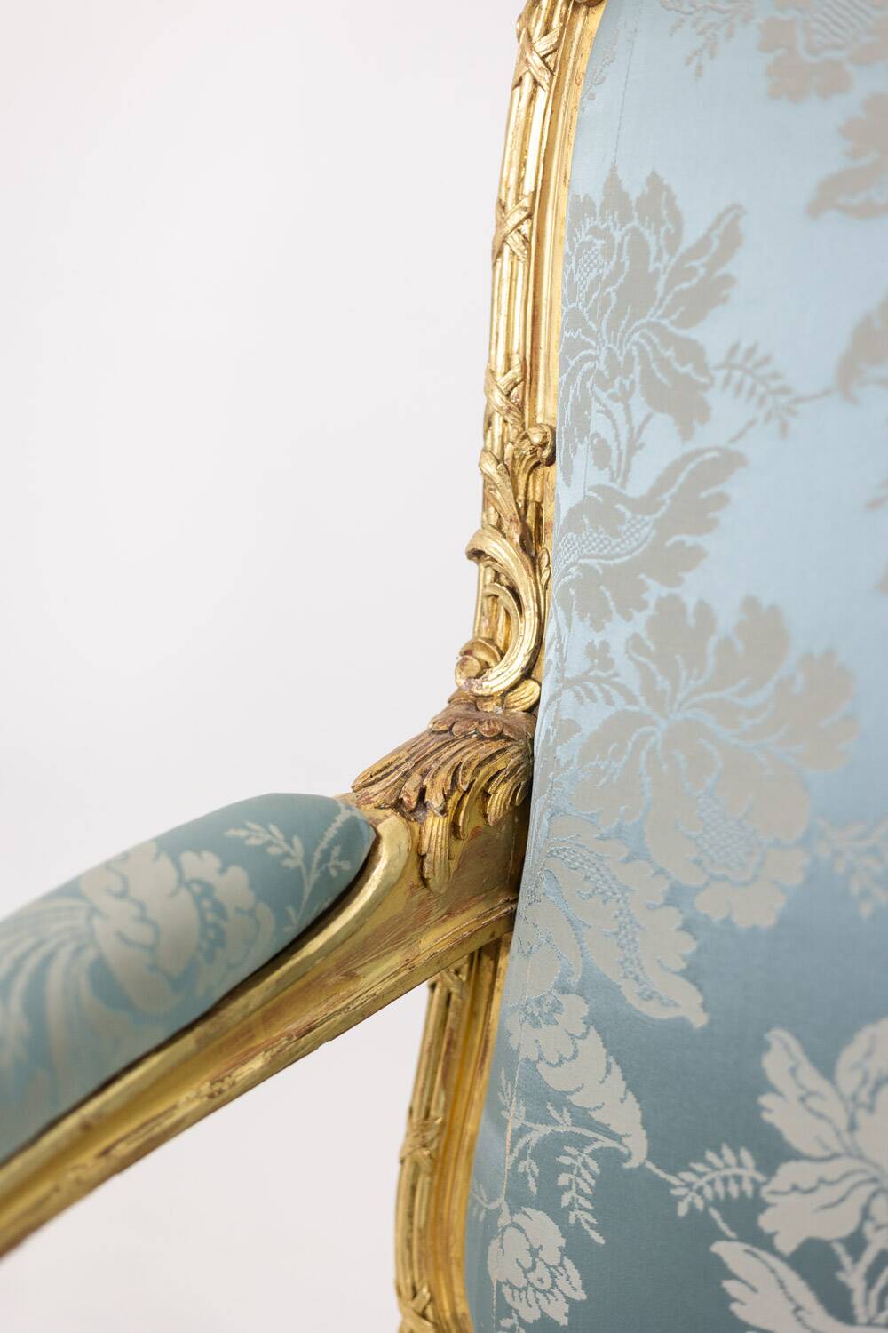 Salon de style Louis XV à chassis en bois doré. Circa 1880.
