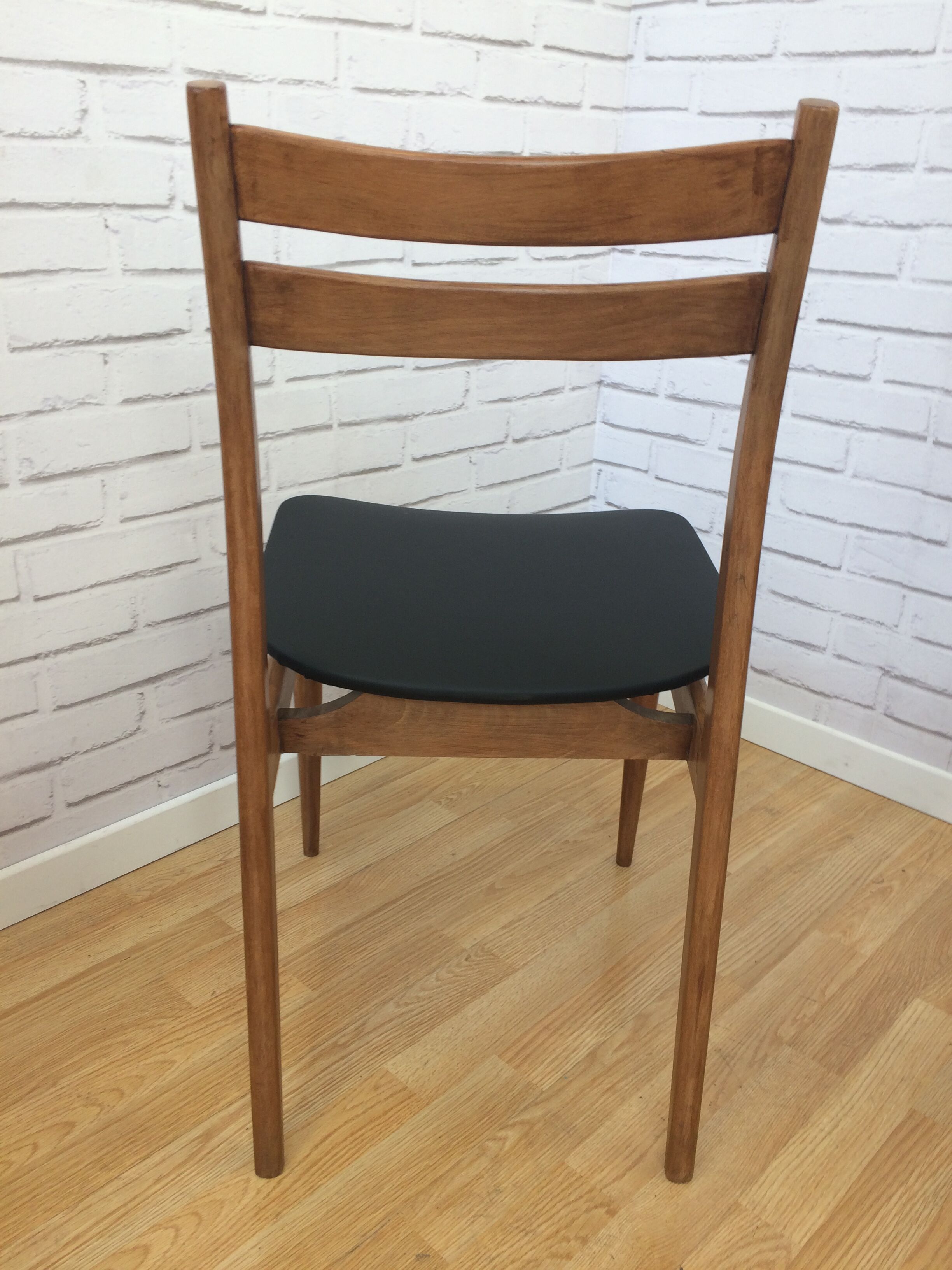 Lot of 2 Scandinavian chairs