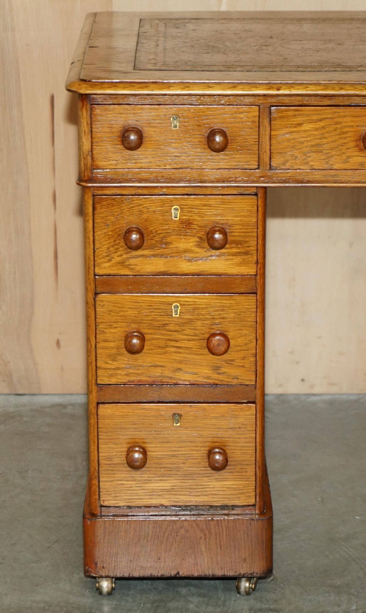 Bureau victorien en chêne miel avec cuir teint à la main