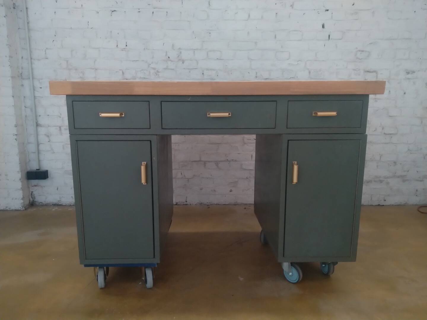 Bureau en métal avec plateau en hévéa