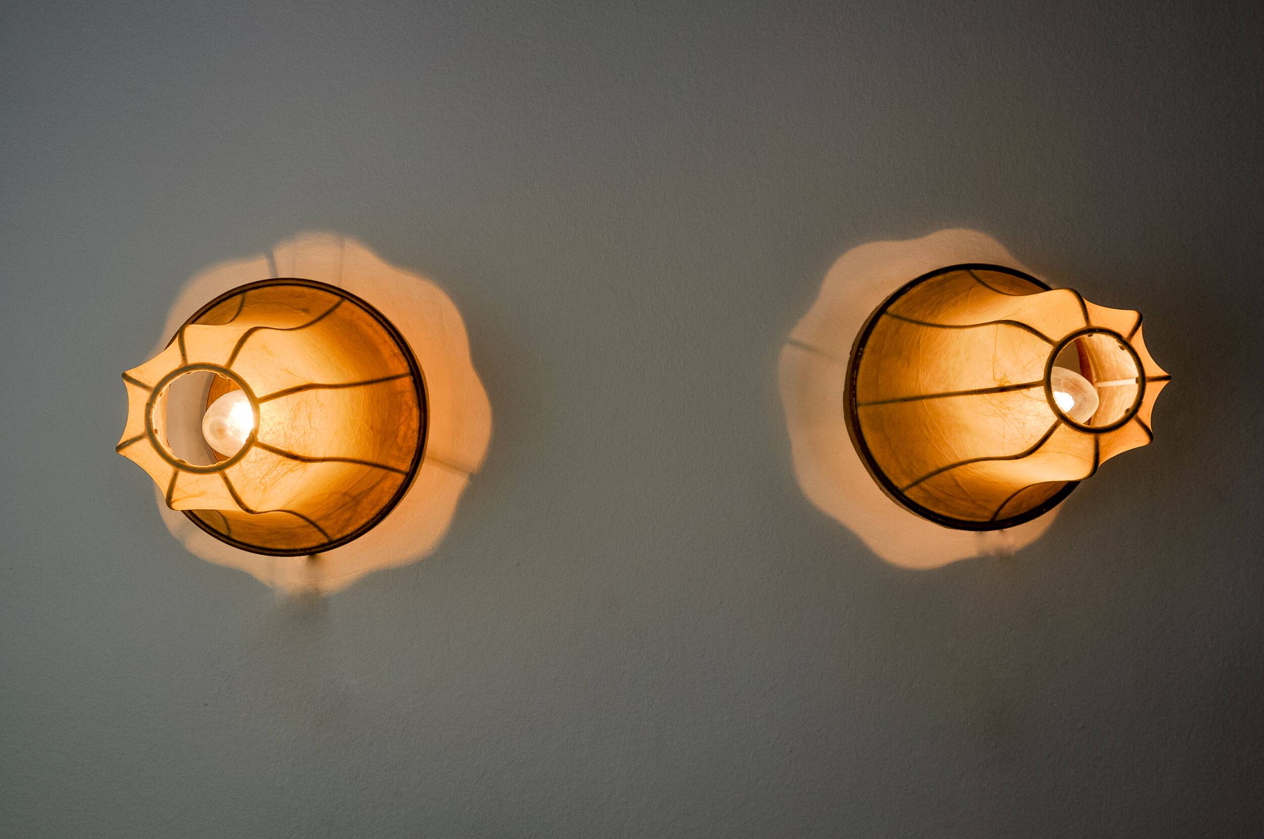 Pair of pear-shaped "cocoon" wall lights, resin and pine, Italy, 1970