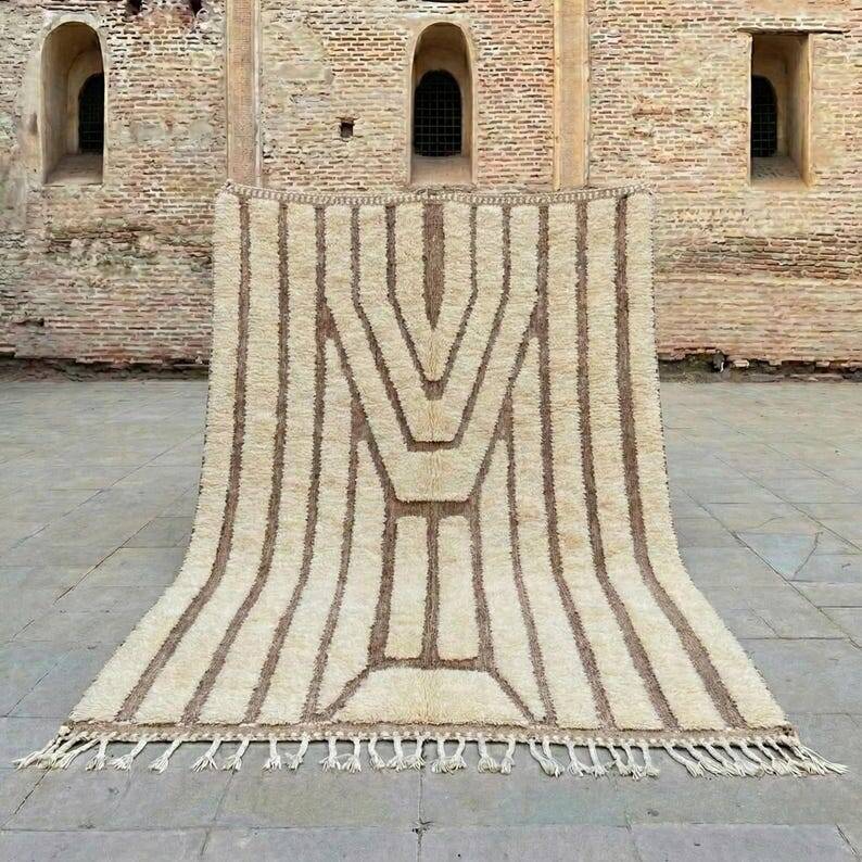 Ecru Moroccan rug with geometric patterns 280cm x 180cm