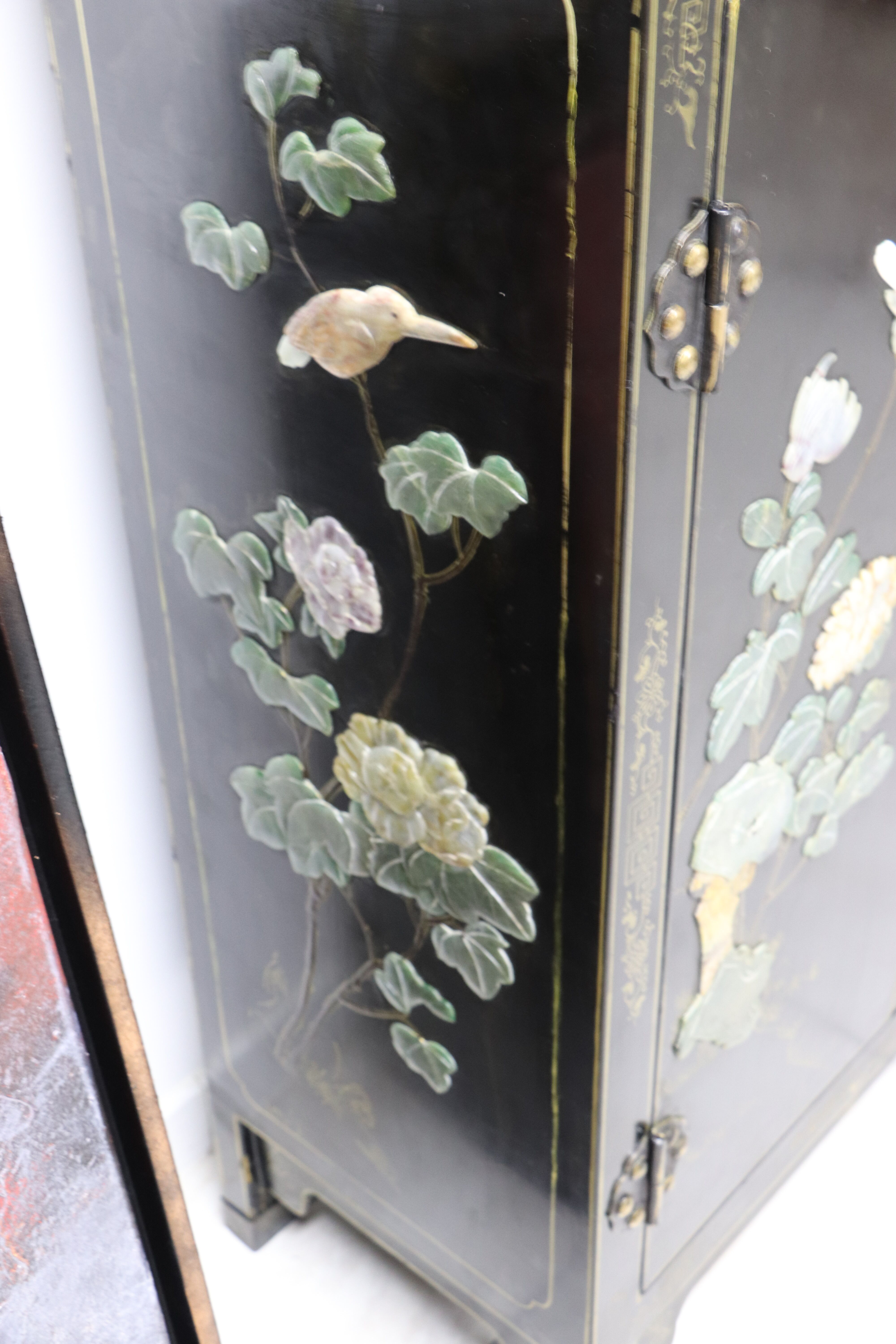 Chinese black laqué buffet 2 doors semi-precious stones on 3 sides