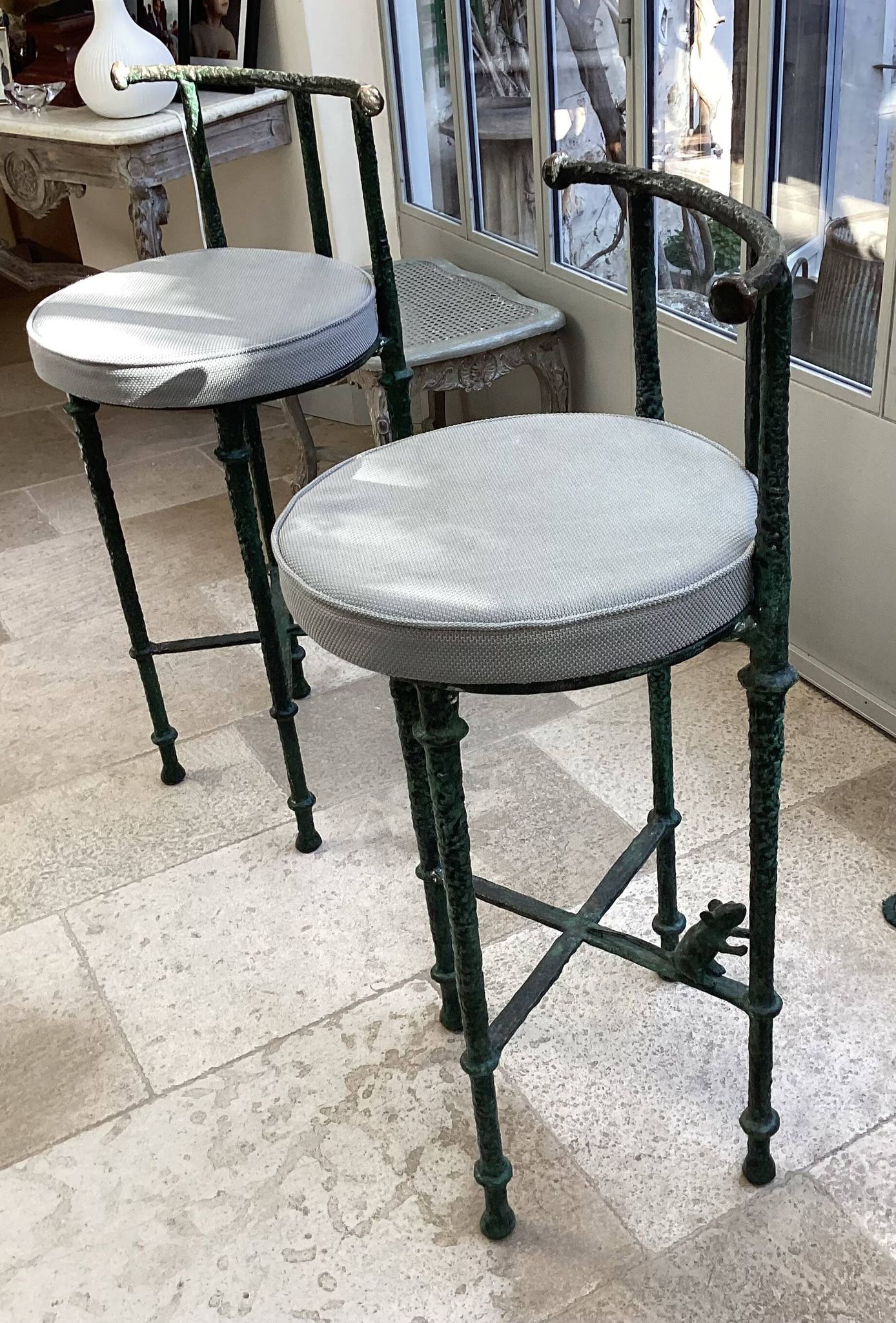 Lot de 4 tabourets en bronze patiné dans l esprit de Giacometti