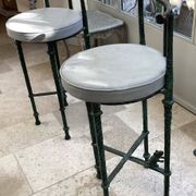 Lot de 4 tabourets en bronze patiné dans l esprit de Giacometti
