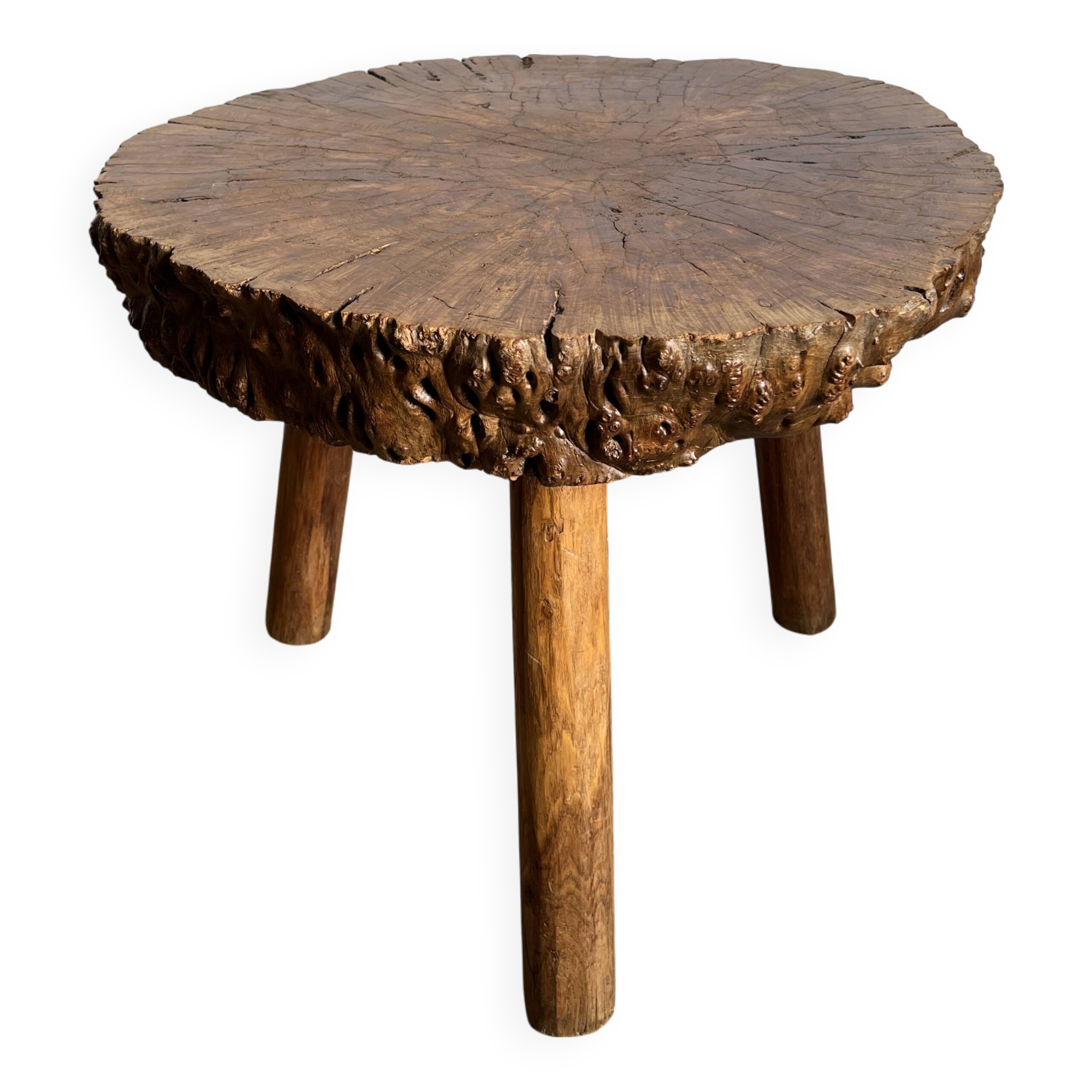 Brutalist tripod coffee table in elm burl, 1950.