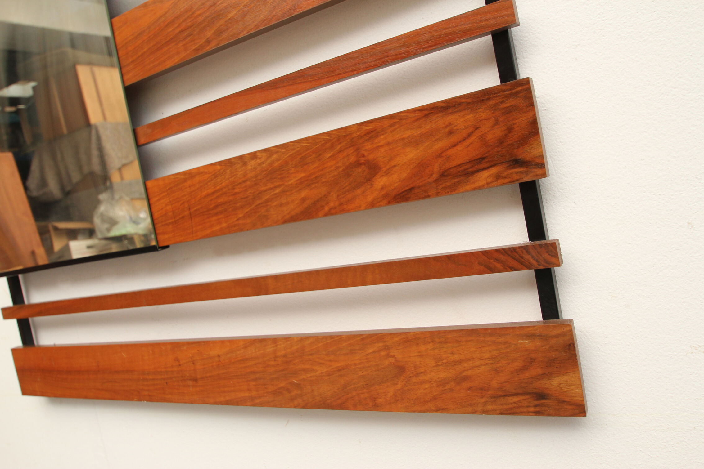 Wall mirror in walnut 60 - 80x106cm