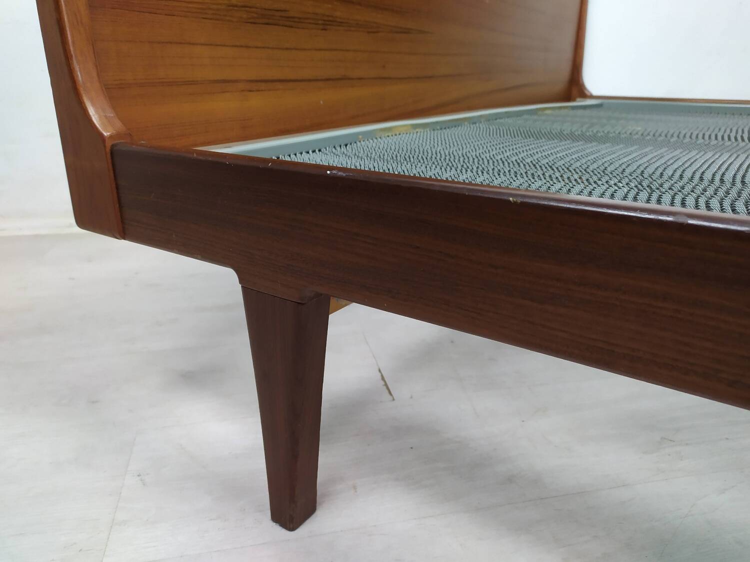 Scandinavian bed 140