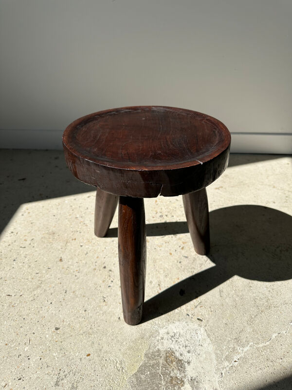 Tabouret en bois massif brun assise circulaire creuse
