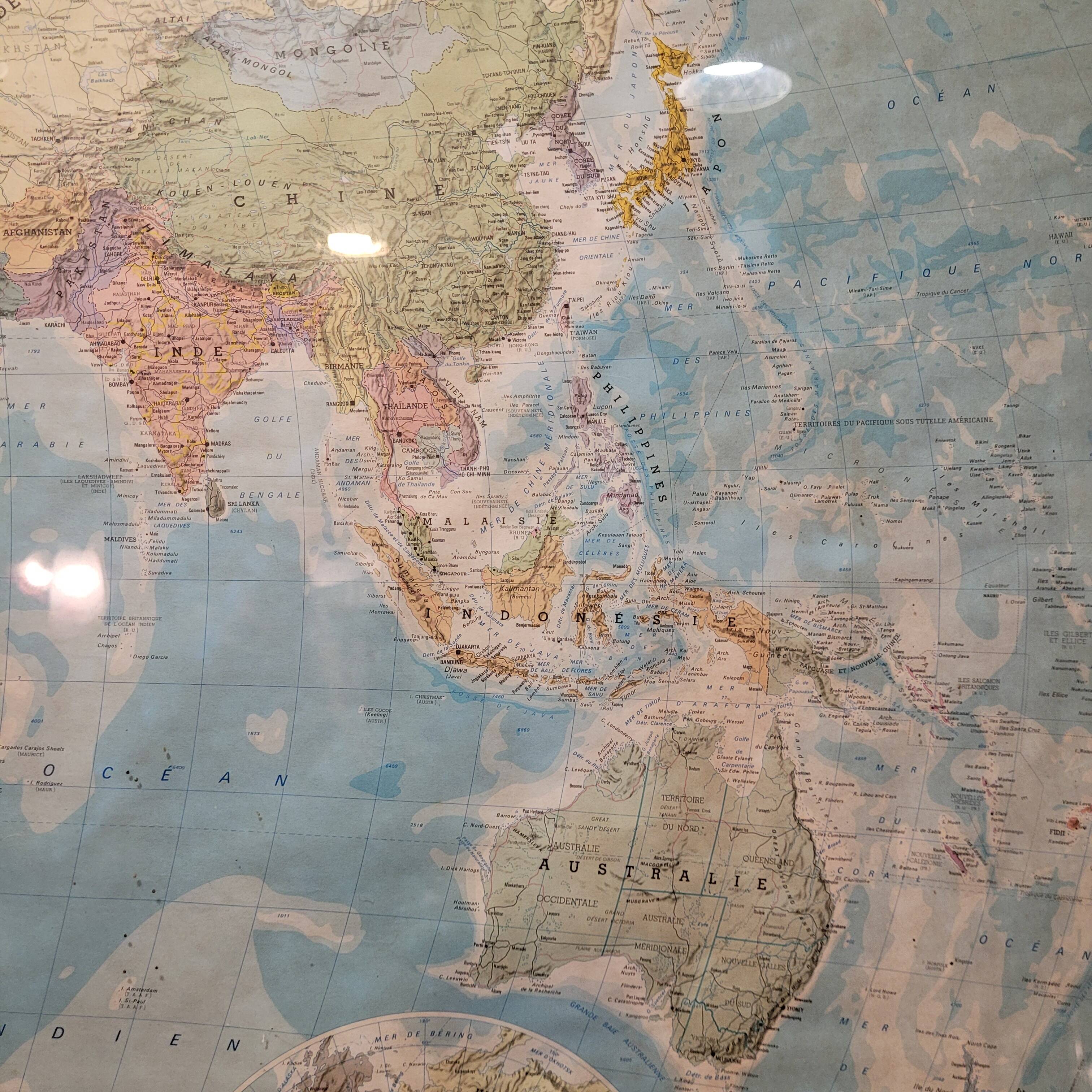 Mapa globo terráqueo / Planisferio “Le Monde Politique”, Instituto Geográfico Nacional, s. XX – Fran