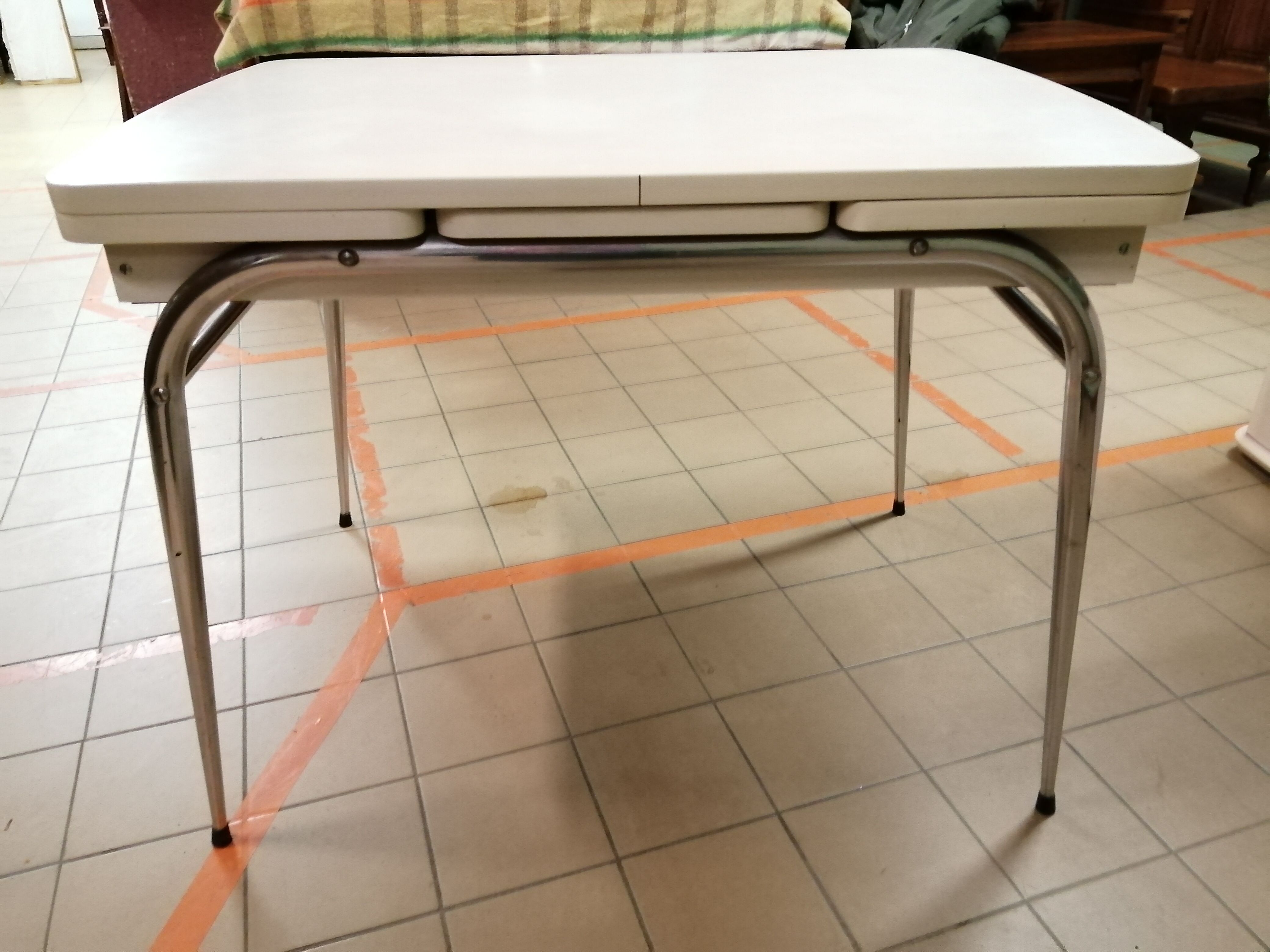 Vanilla formica table - Vintage
