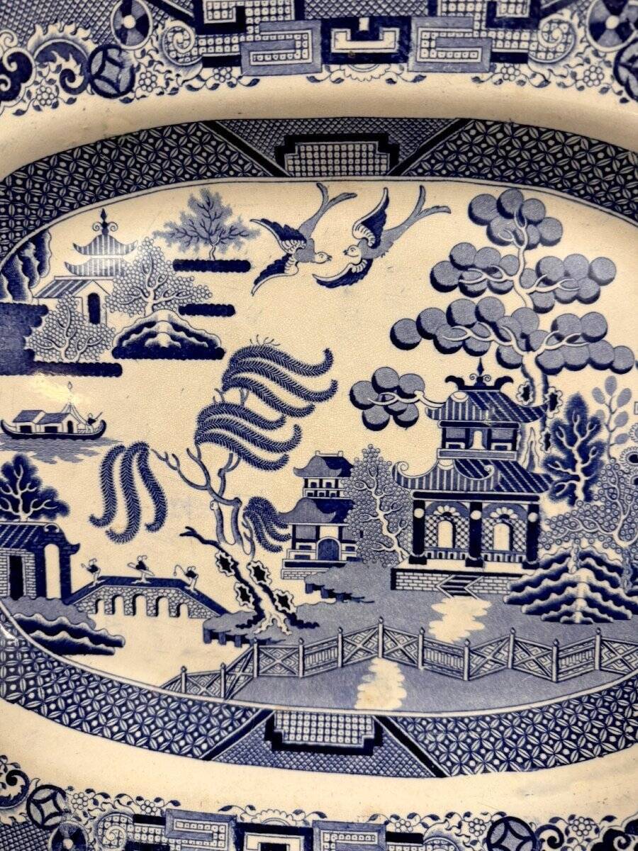 Grand plat en faïence fine bleu et blanc à décor chinoisant – XIXe