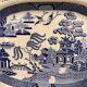 Grand plat en faïence fine bleu et blanc à décor chinoisant – XIXe