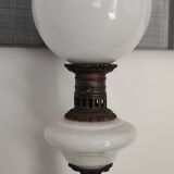 Lampe à pétrole électrifiée en opaline