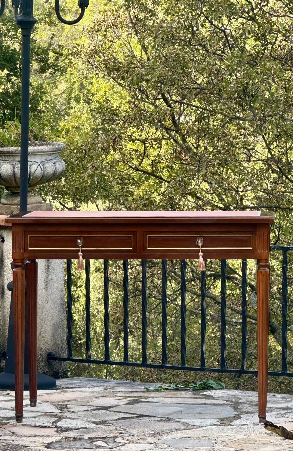 Flat desk in mahogany in the Louis XVI style.