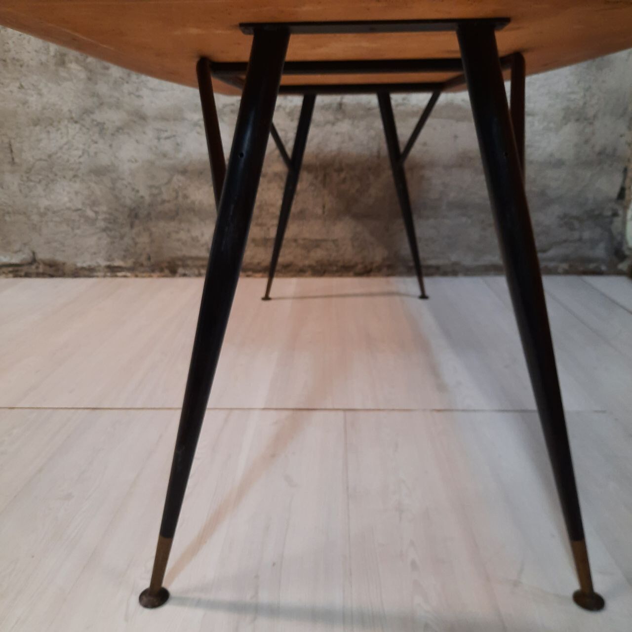 Dining table in teak wood and feet in painted metal.