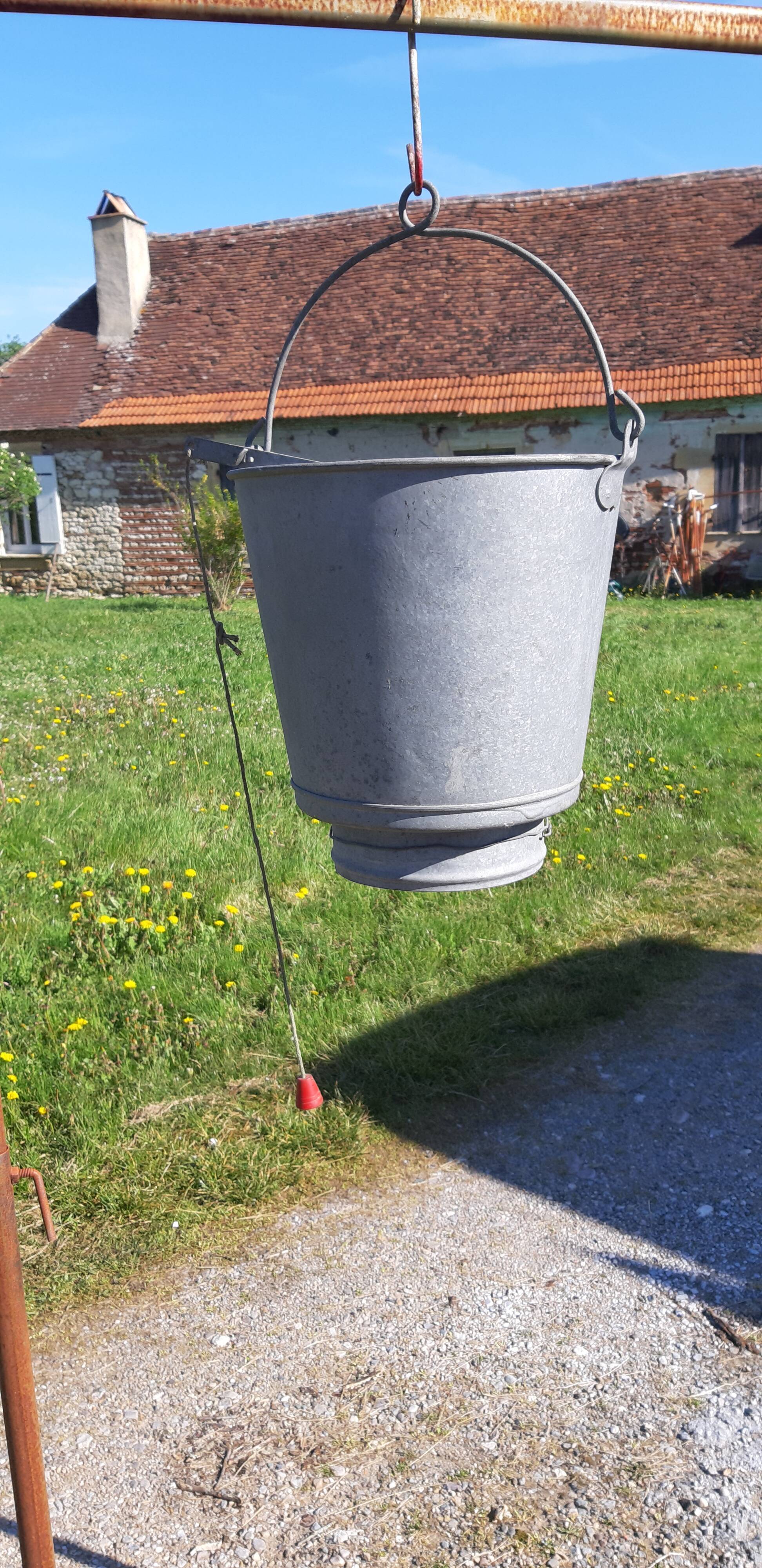 Galvanized aluminum shower seal