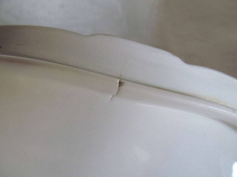 Antique medium-sized porcelain tureen produced by William Guerin