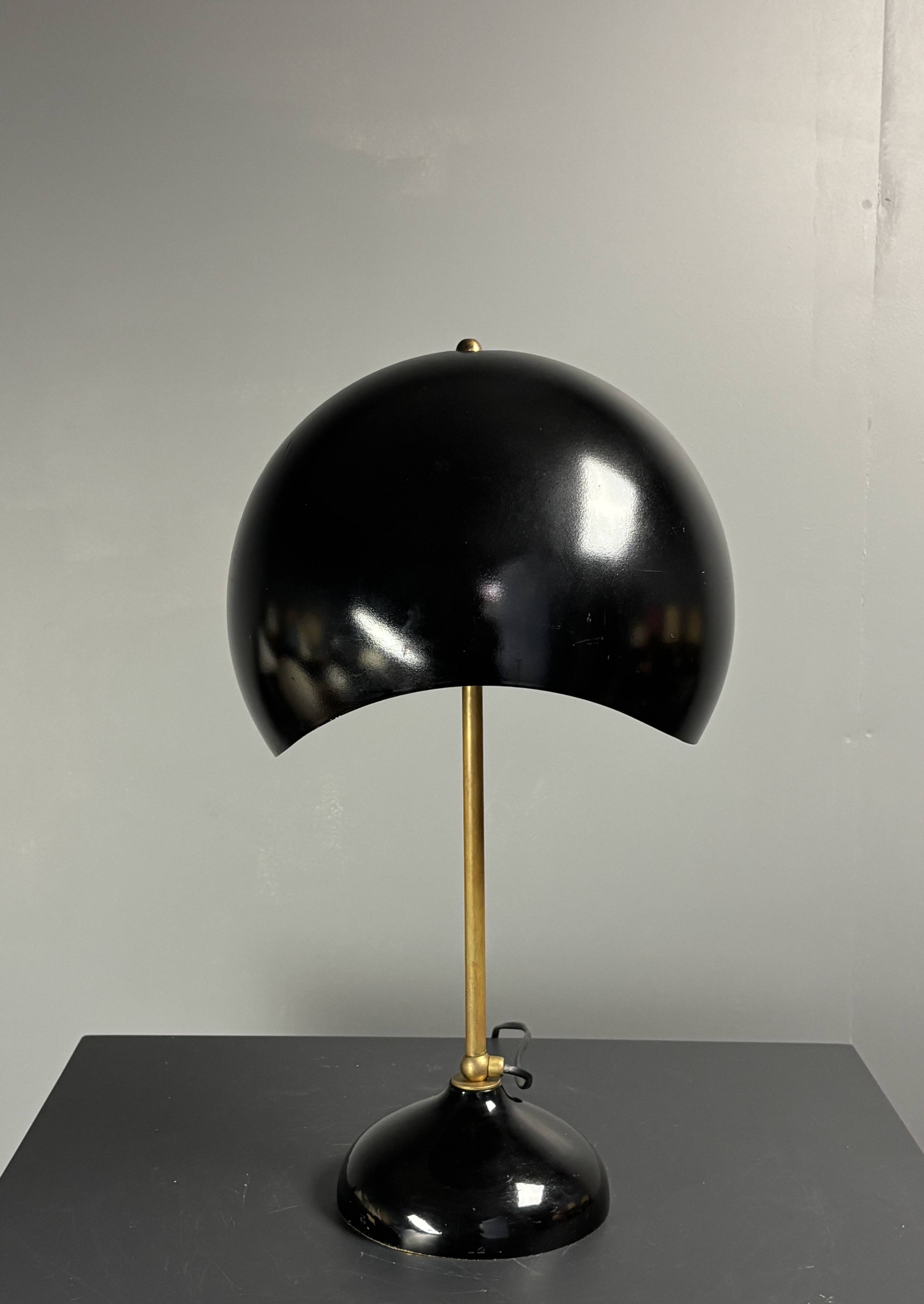 Midcentury Italian scallop mushroom wavy brass desk or table lamp, 1960s