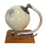 Lampe de table avec base en bois et abat-jour en verre avec des détails bleus vintage