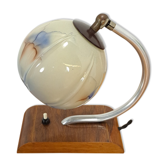 Lampe de table avec base en bois et abat-jour en verre avec des détails bleus vintage