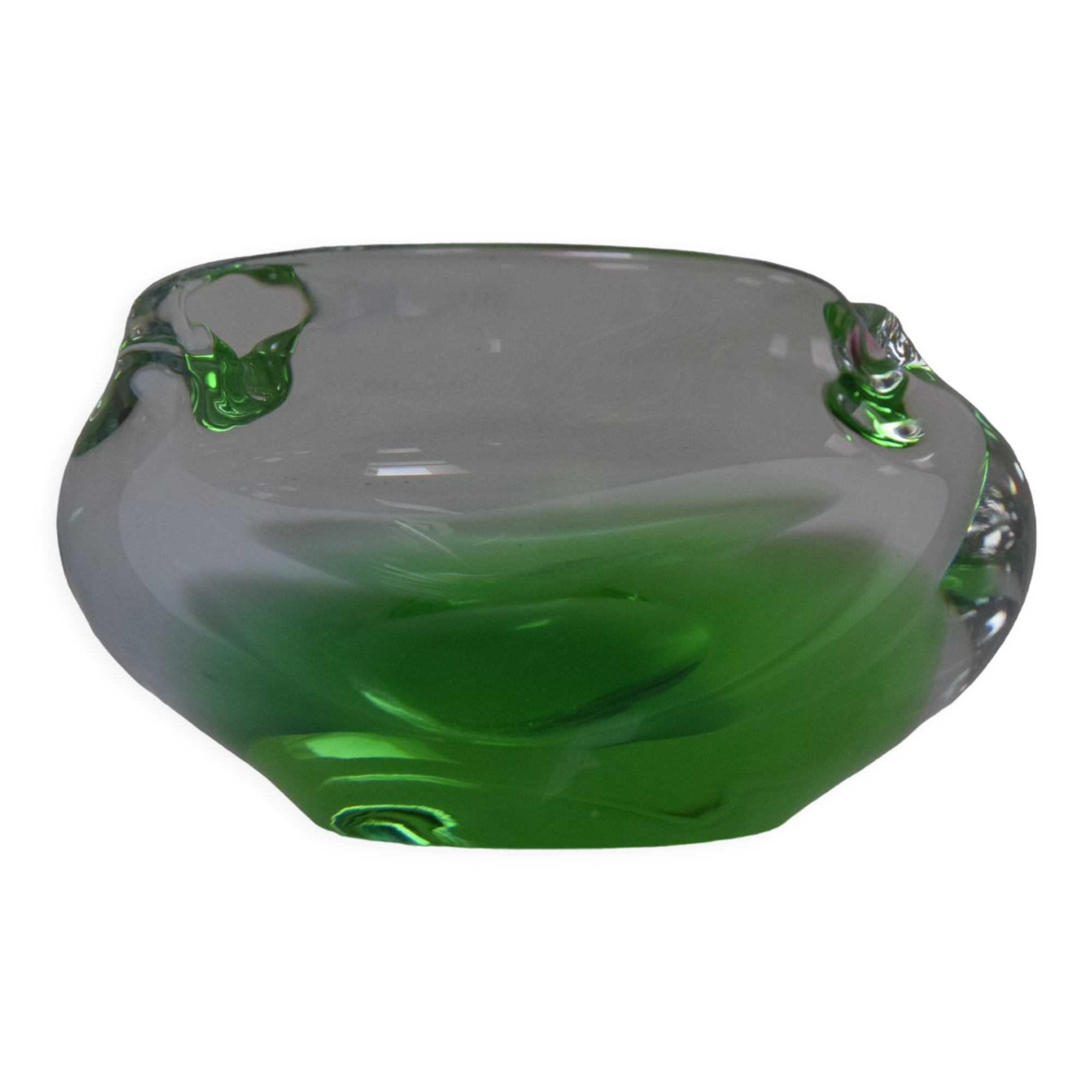 Cendrier du milieu du siècle en verre métallurgique, par Glasswork Novy Bor, années 1960.