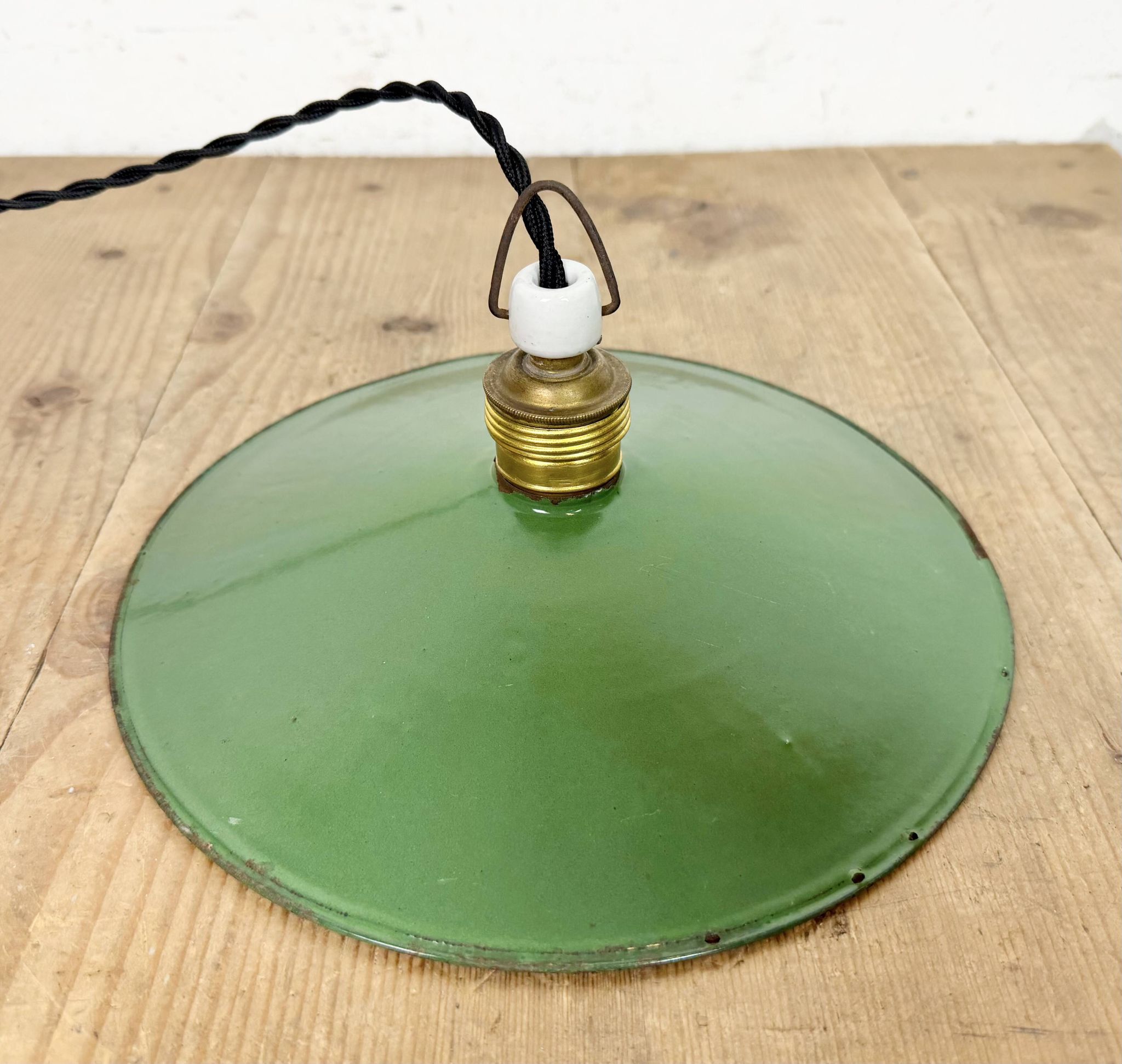 Lampe industrielle en émail vert, années 1930