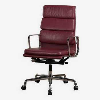 Chaise de bureau Charles & Ray Eames EA219 en cuir Chrome et Aubergine, Vitra