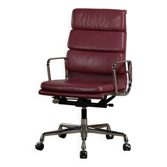 Chaise de bureau Charles & Ray Eames EA219 en cuir Chrome et Aubergine, Vitra