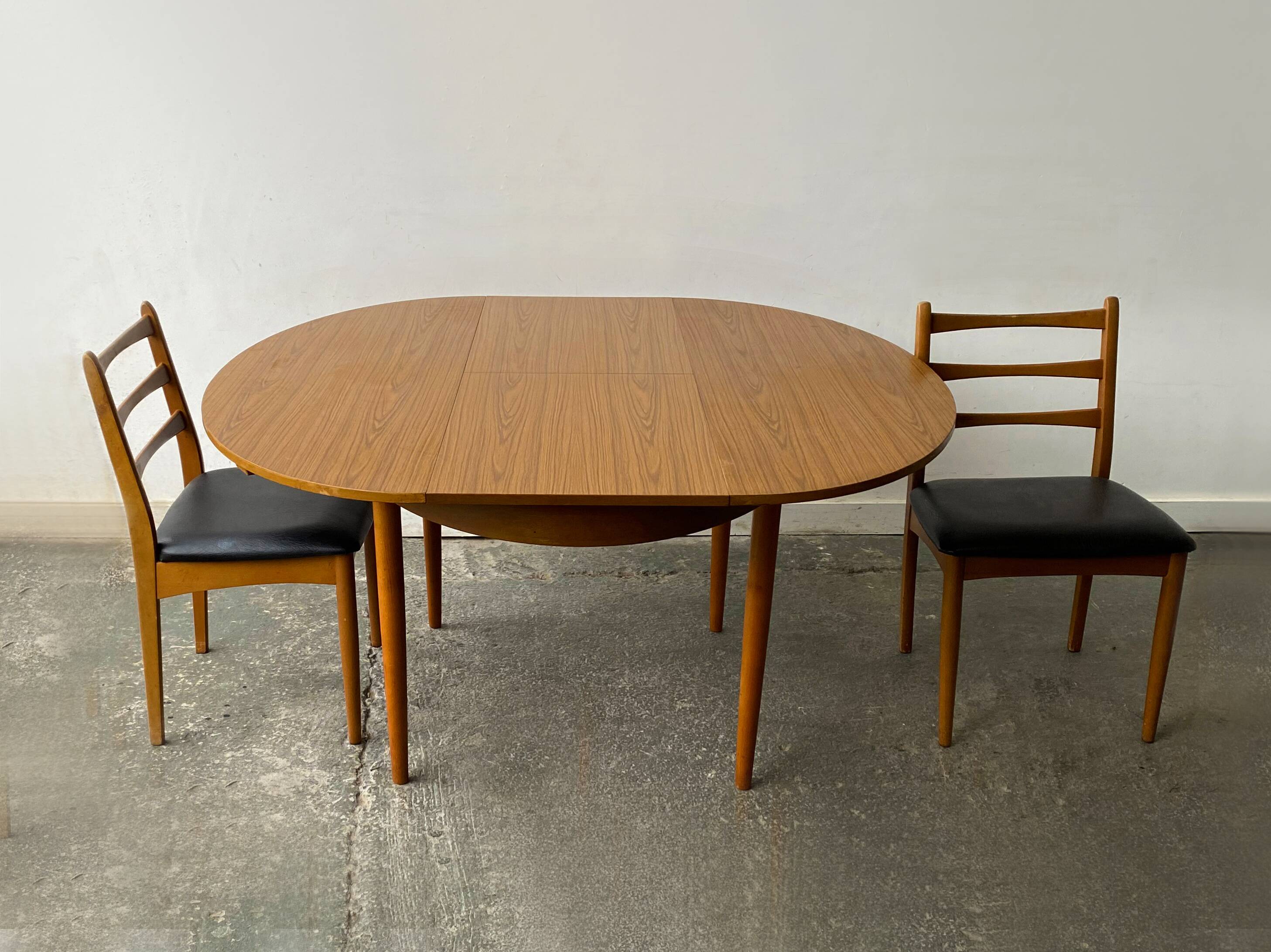 1960’s Mid-Century Modern extending dining table by Schrieber Furnituredi