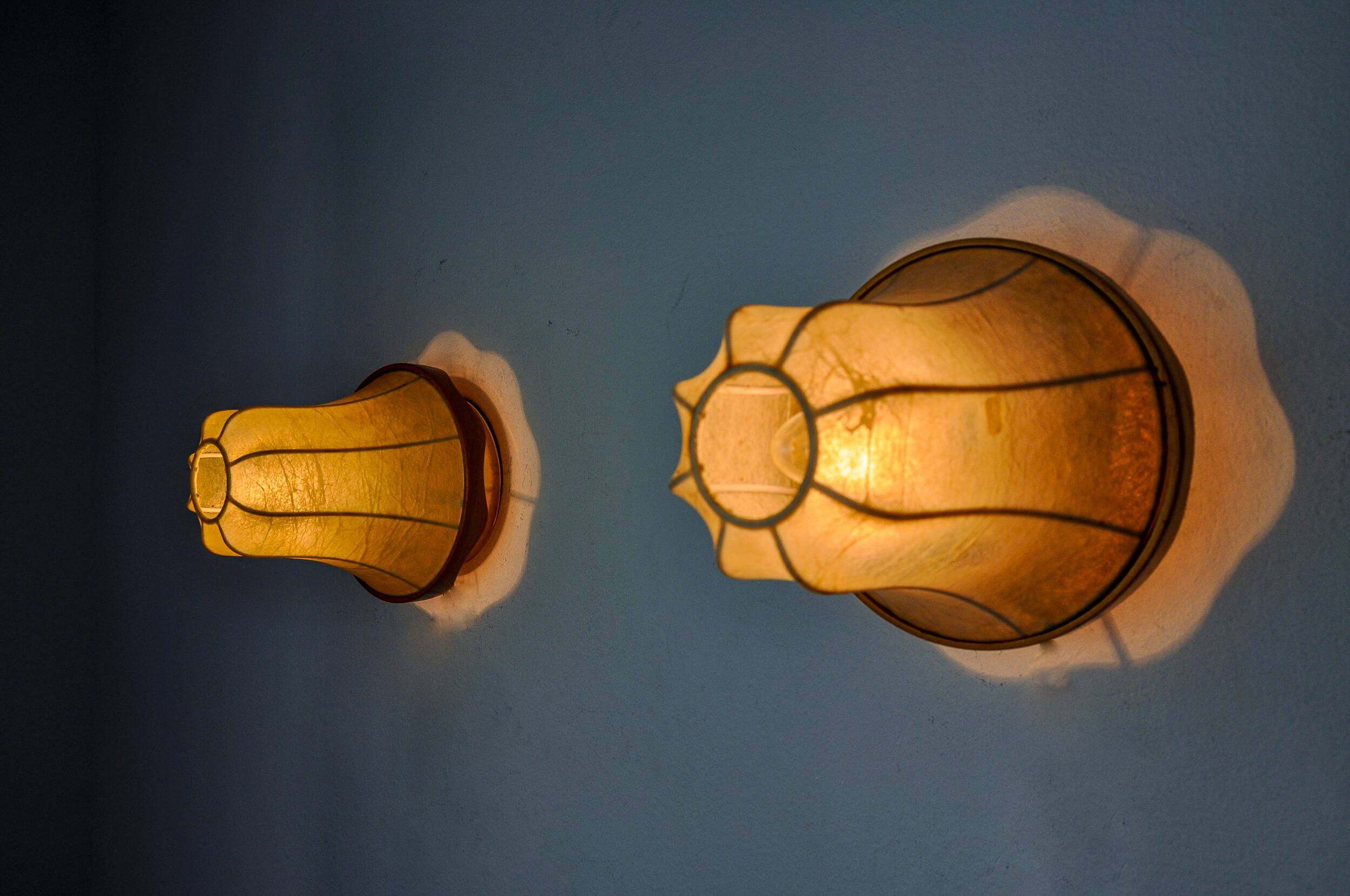 Pair of "cocoon" wall lights, pear shape, resin and pine, Italy, 1970