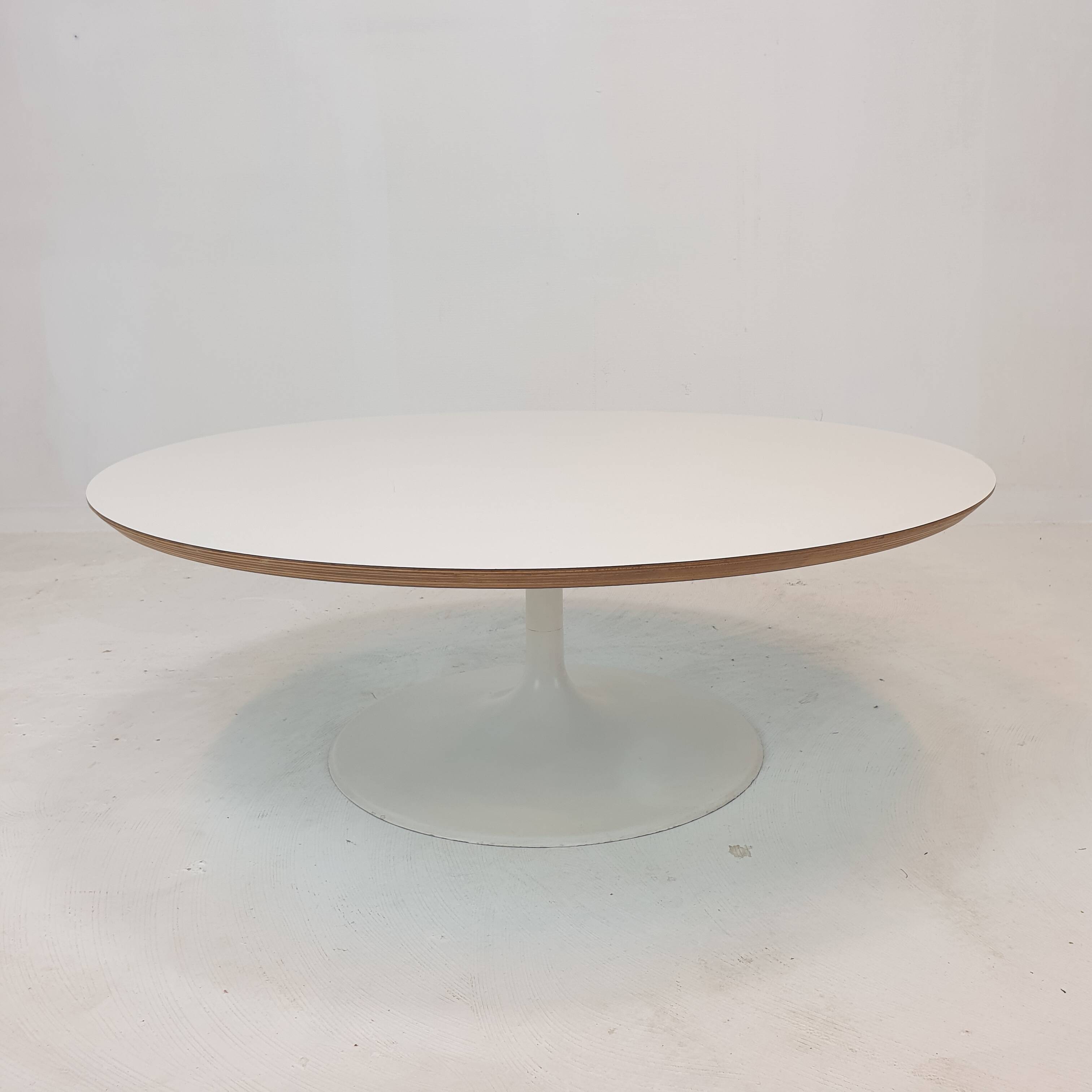 Round coffee table by Geoffrey Harcourt for Artifort, 1960s.