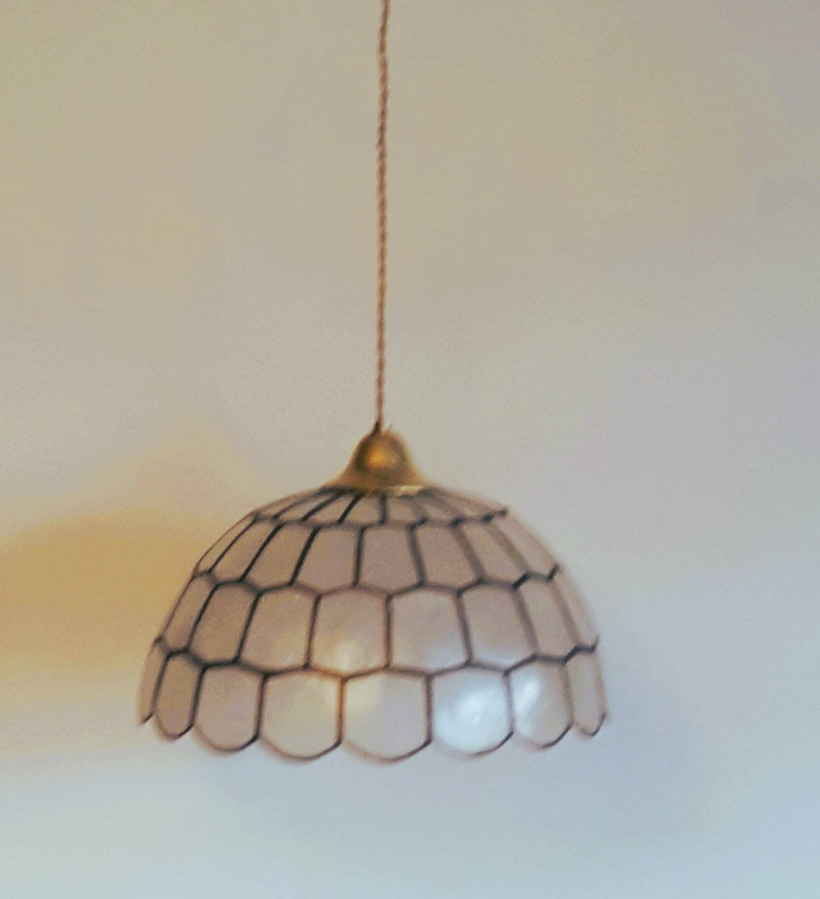 Belle suspension en nacre et laiton de style Tiffany. D:35 cm H25 cm- Fil