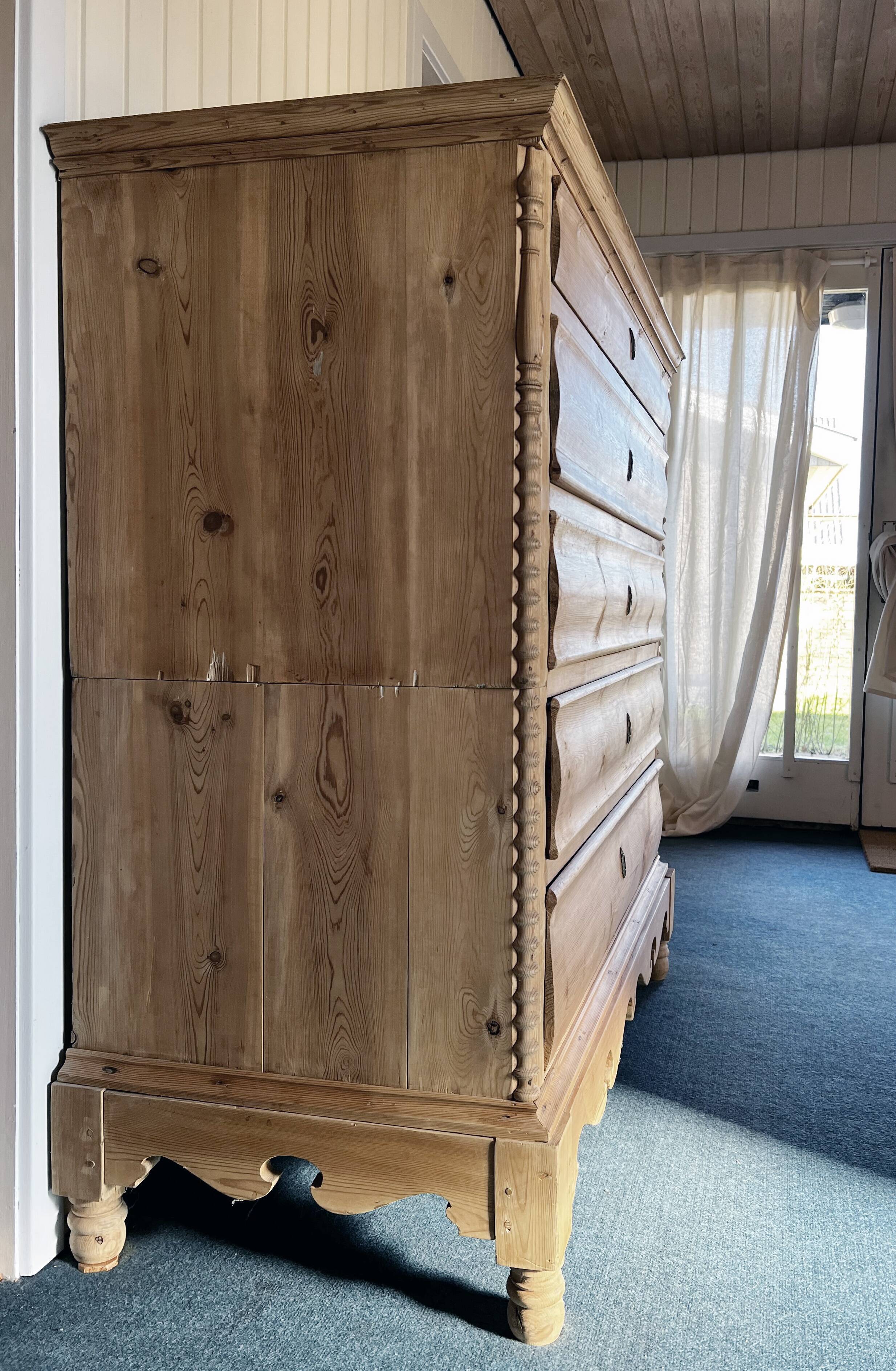 Large 19th century Scandinavian pine chest of drawers