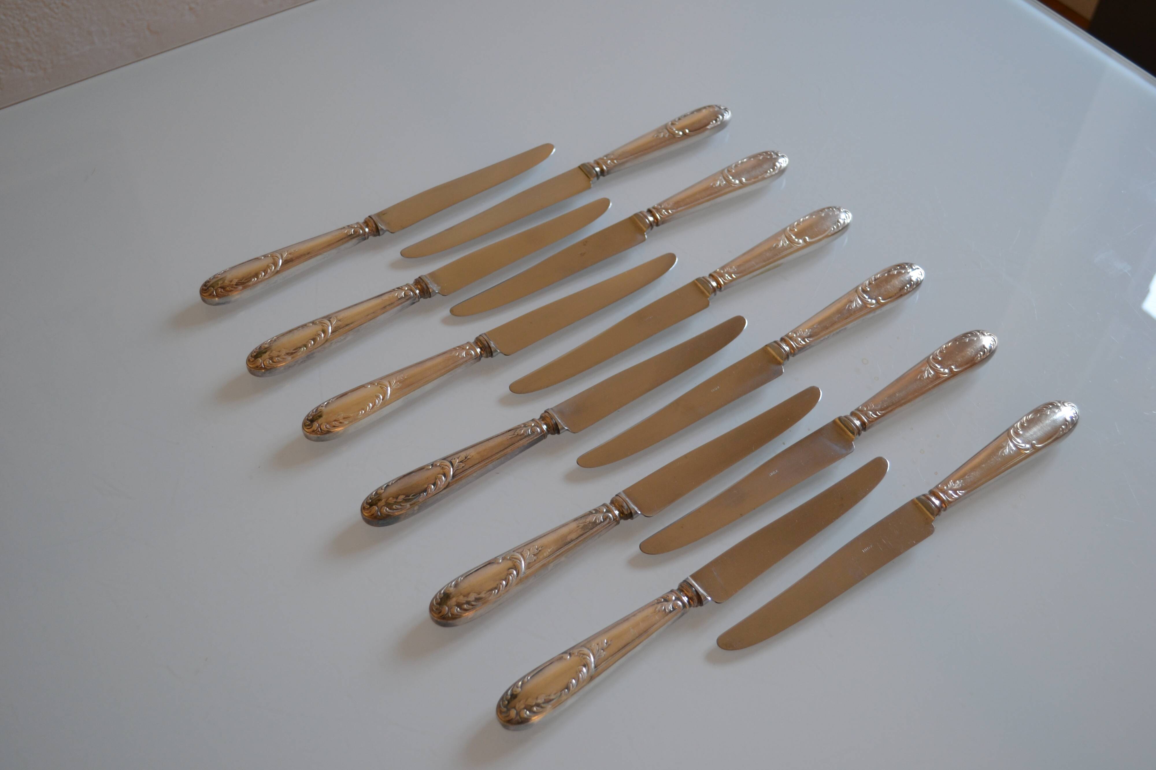 12 silver metal table knives 25.5 cm