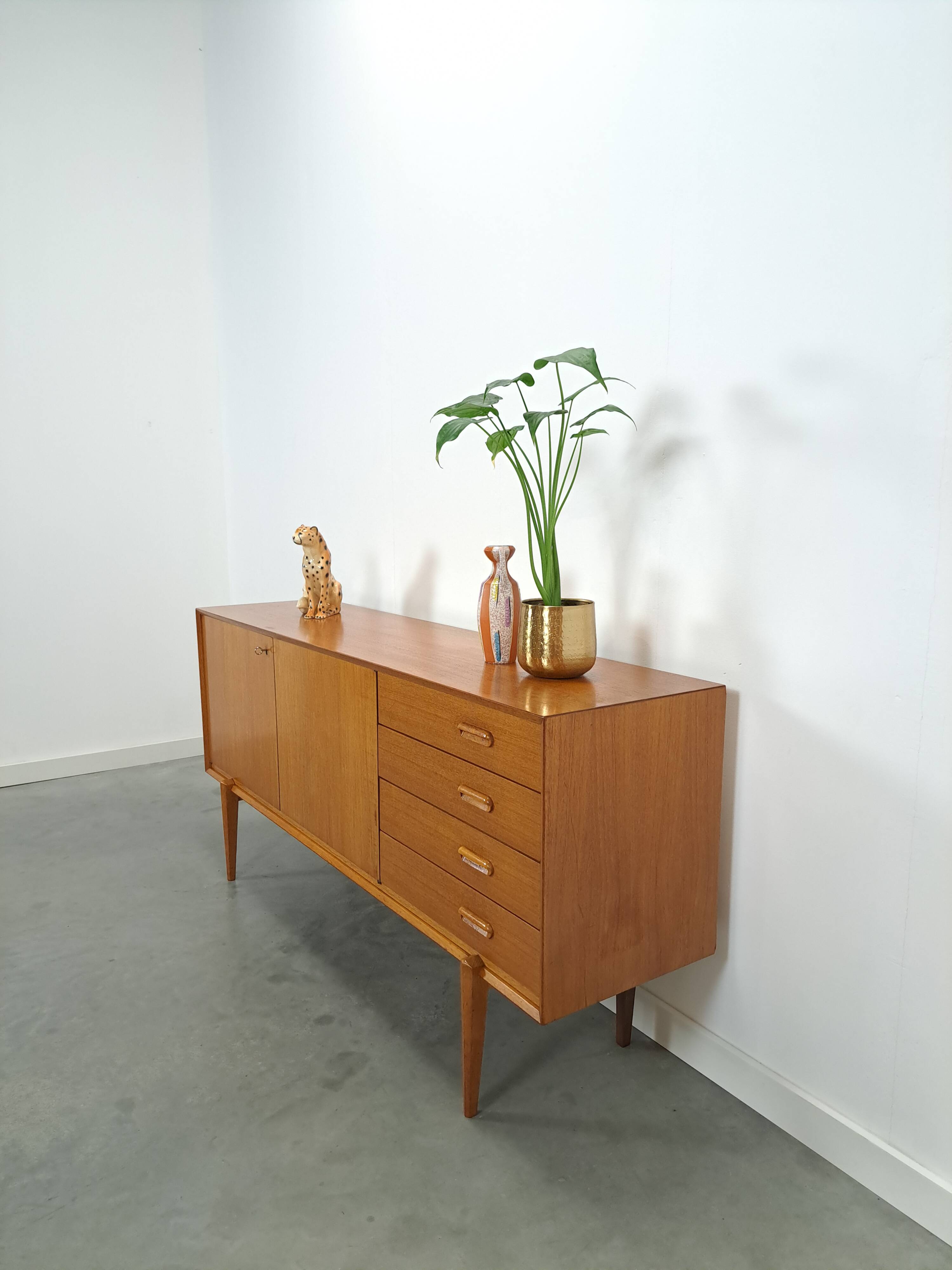 Dressoir avec de grandes capacités en lades vintage