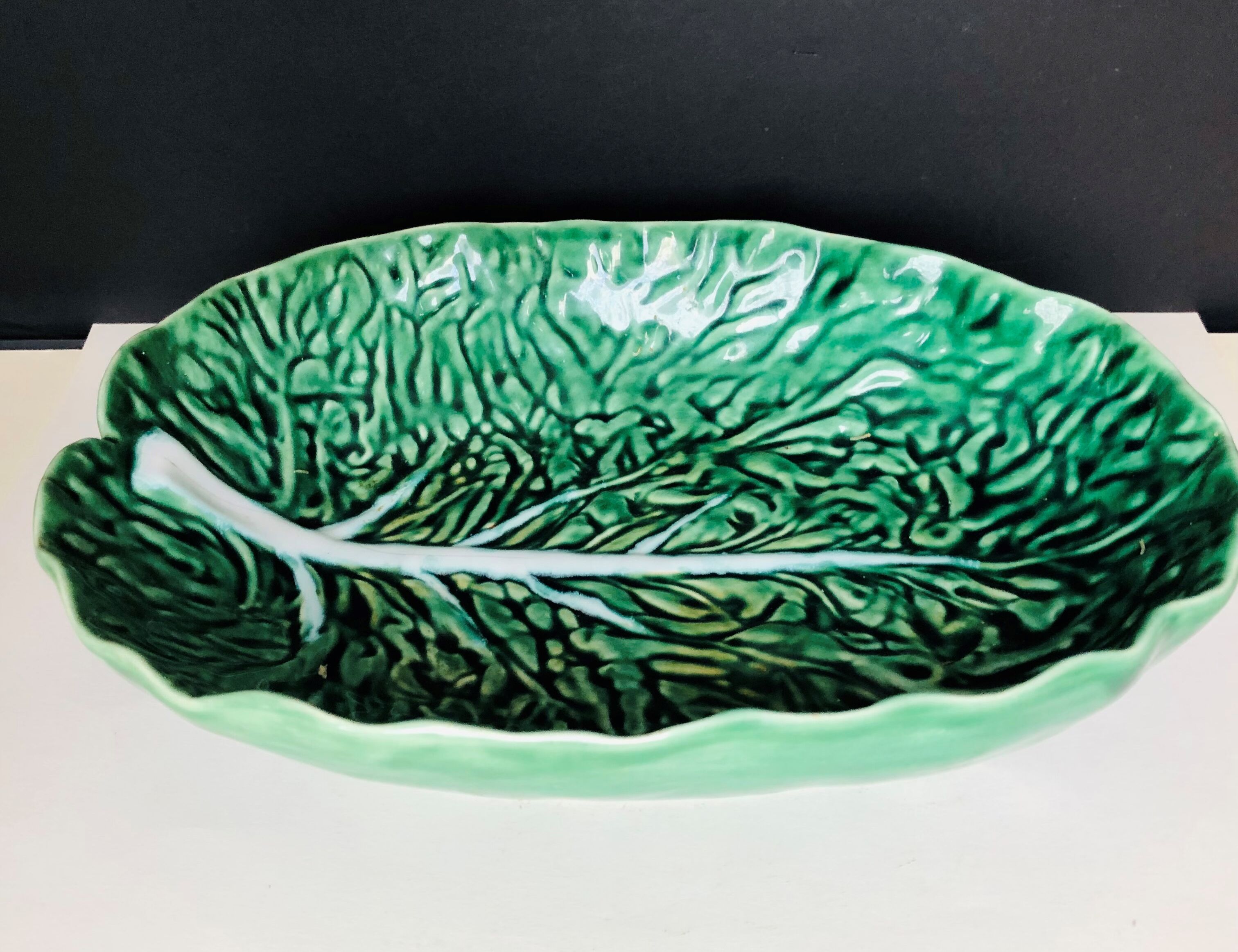 Slurry dish decorated with cabbage leaf