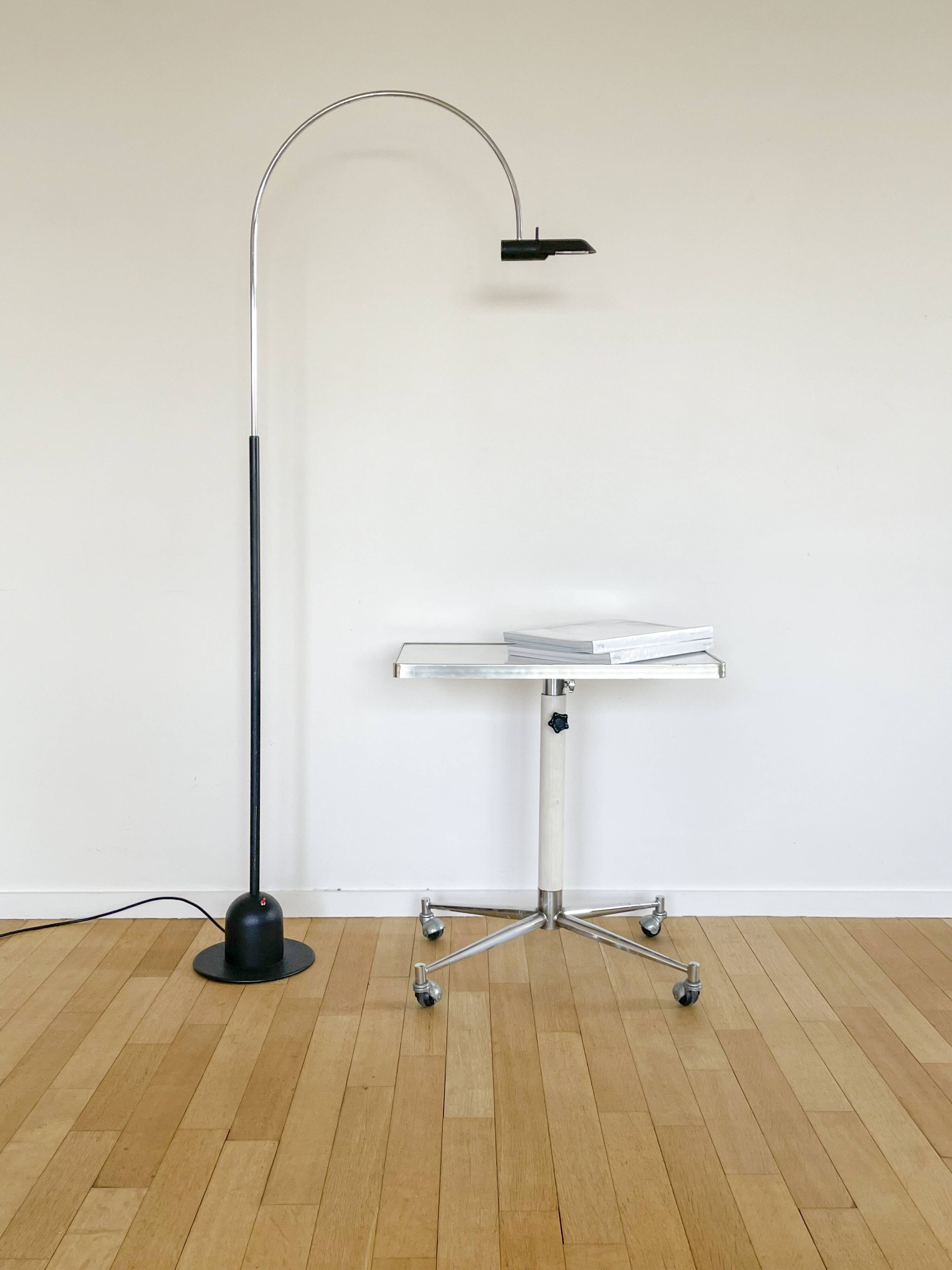 Tablet with chrome and white lacquered wheels