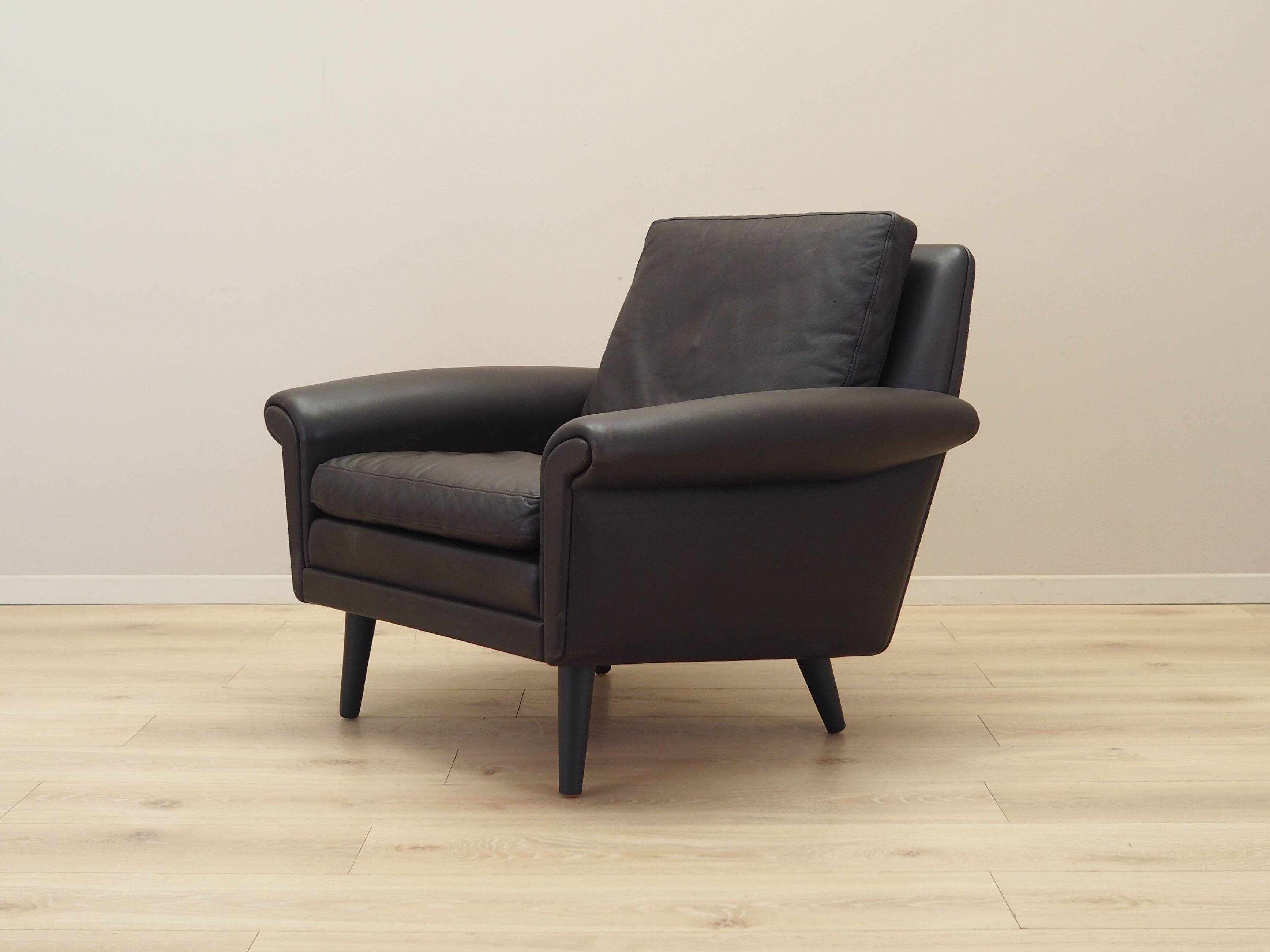 Fauteuil en cuir marron, design danois, années 1960, designer : Aage Christiansen.