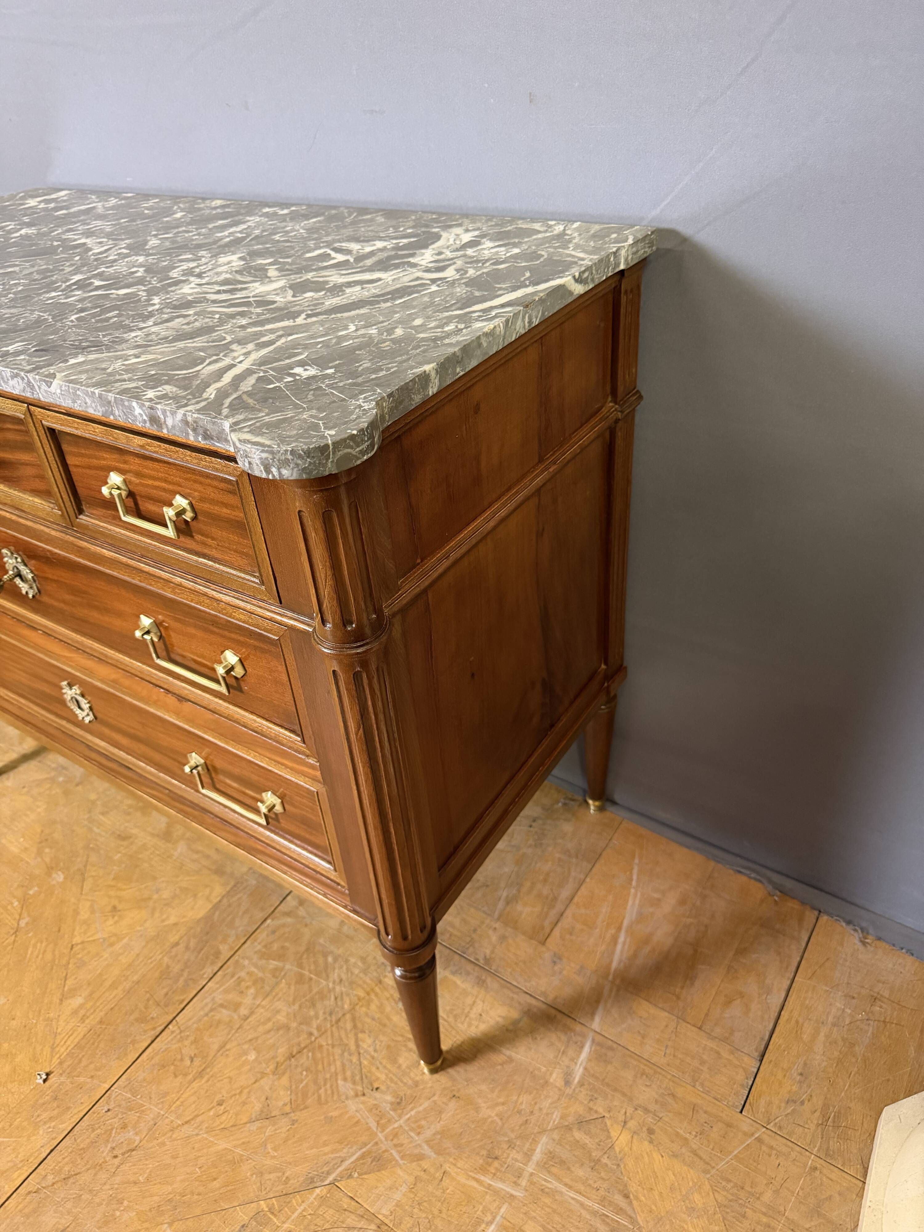 Louis XVI commode from the 19th century in walnut.