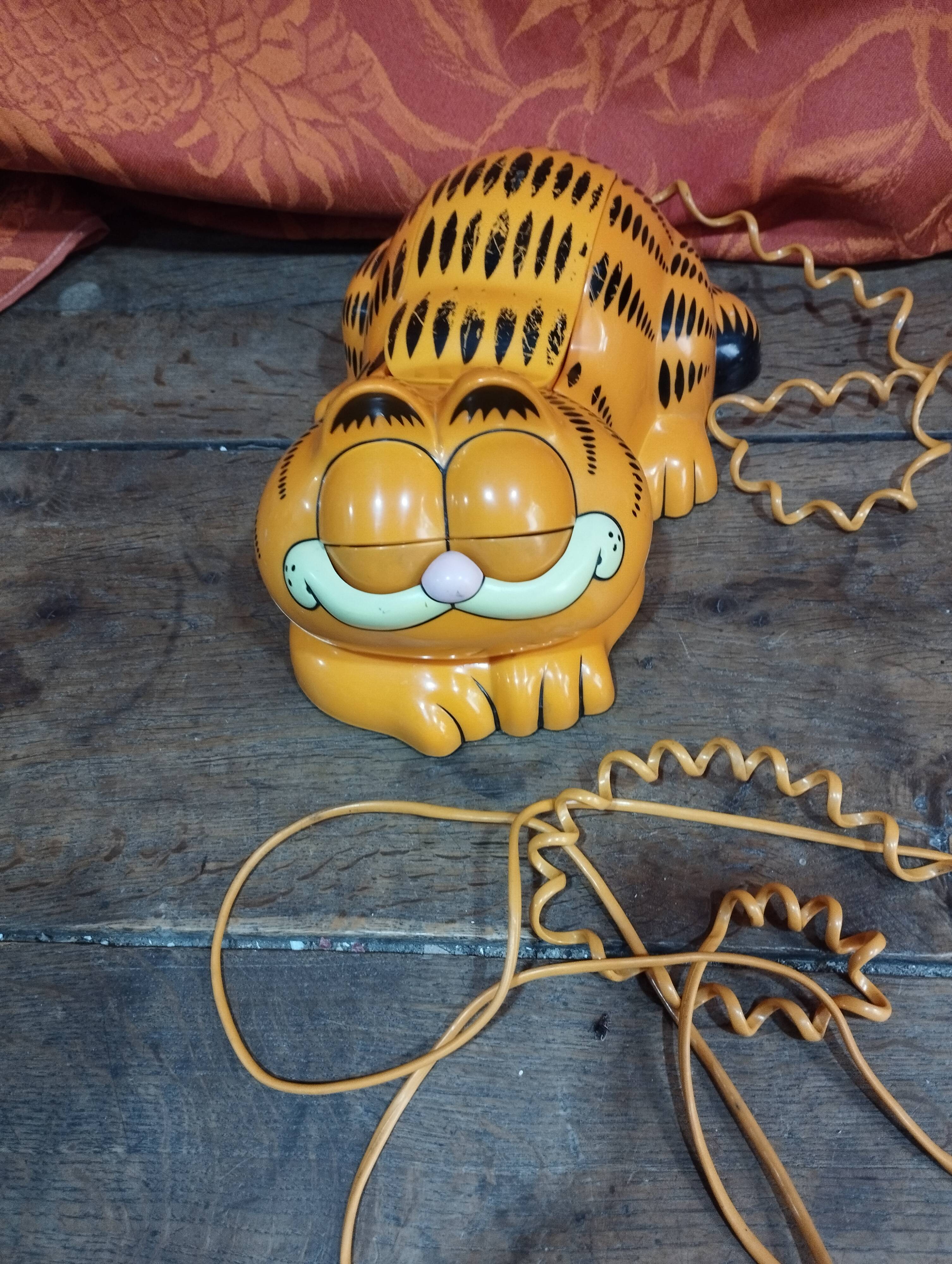 Vintage: 1981 Garfield Phone with Eyes That Open and Close