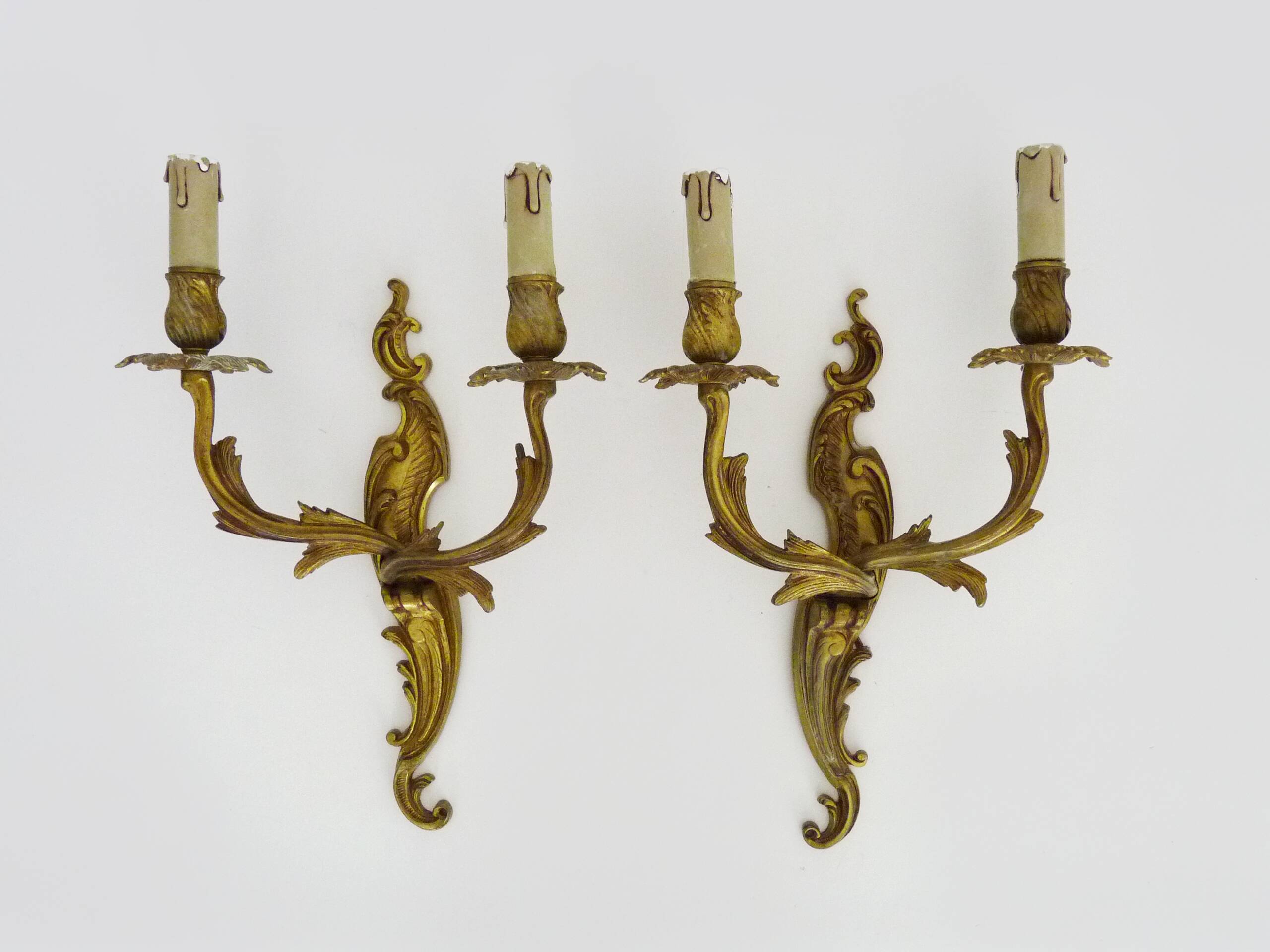 Ancienne paire d'appliques murales à double feux en bronze ou laiton, feuille d'acanthes. Années 60