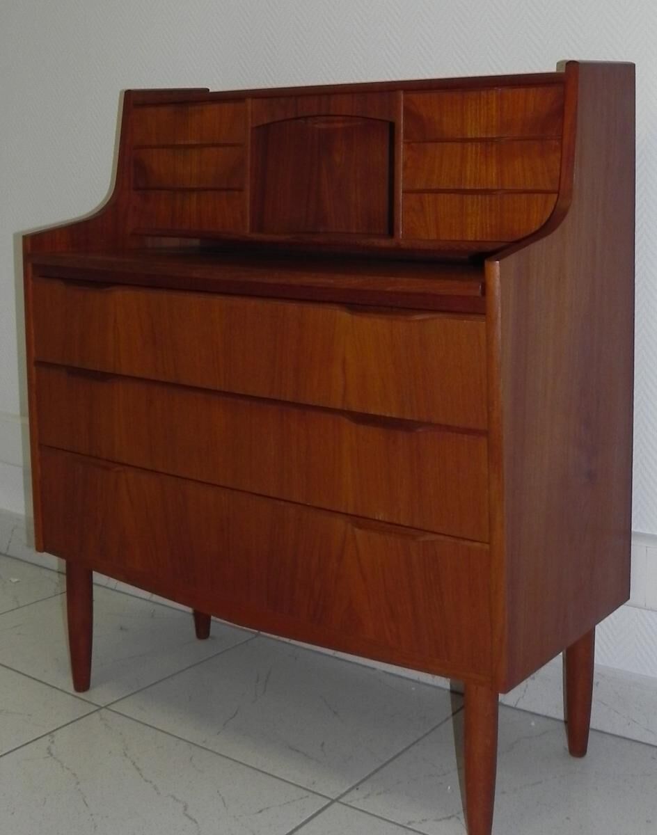Lady secretary in teak