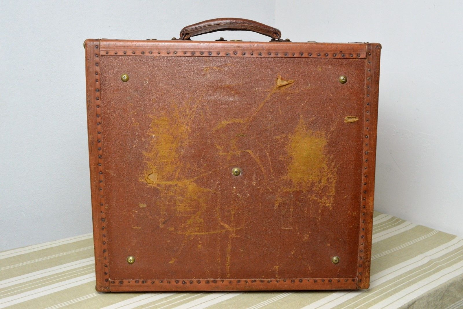 Old trunk of luxury Lavoet